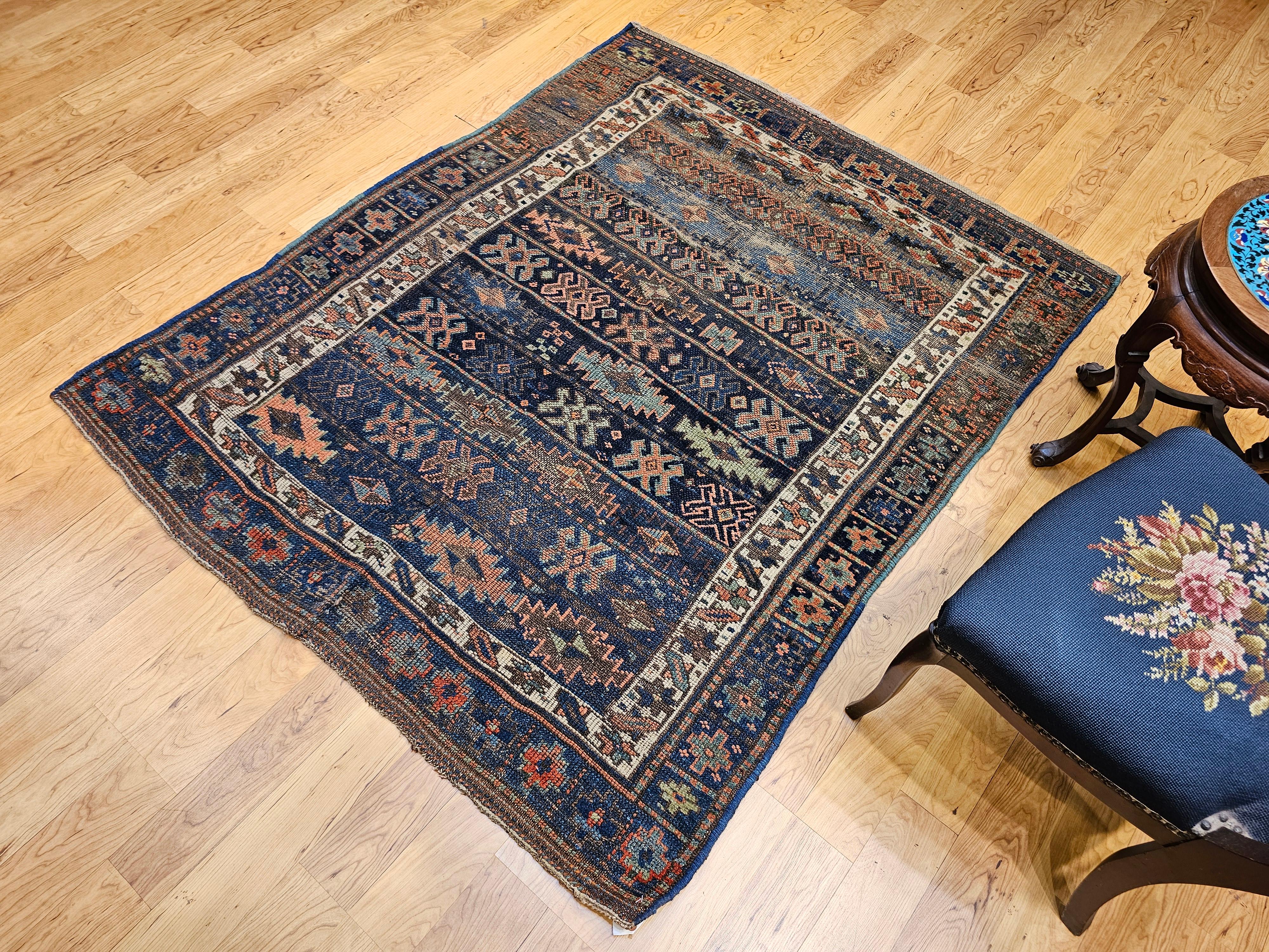 Tapis tribal persan Shahsavan du XIXe siècle dans les tons marine, ivoire, vert et bleu en vente 6