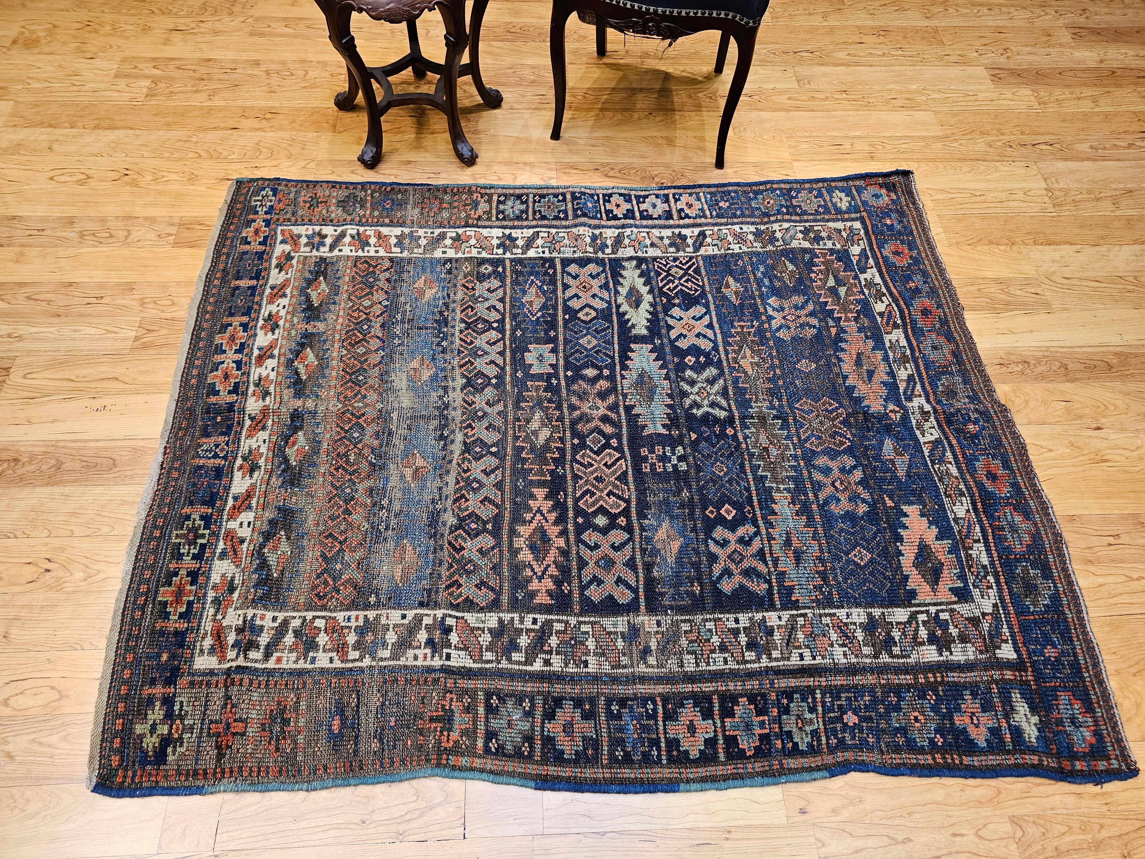 Tapis tribal persan Shahsavan du XIXe siècle dans les tons marine, ivoire, vert et bleu en vente 7