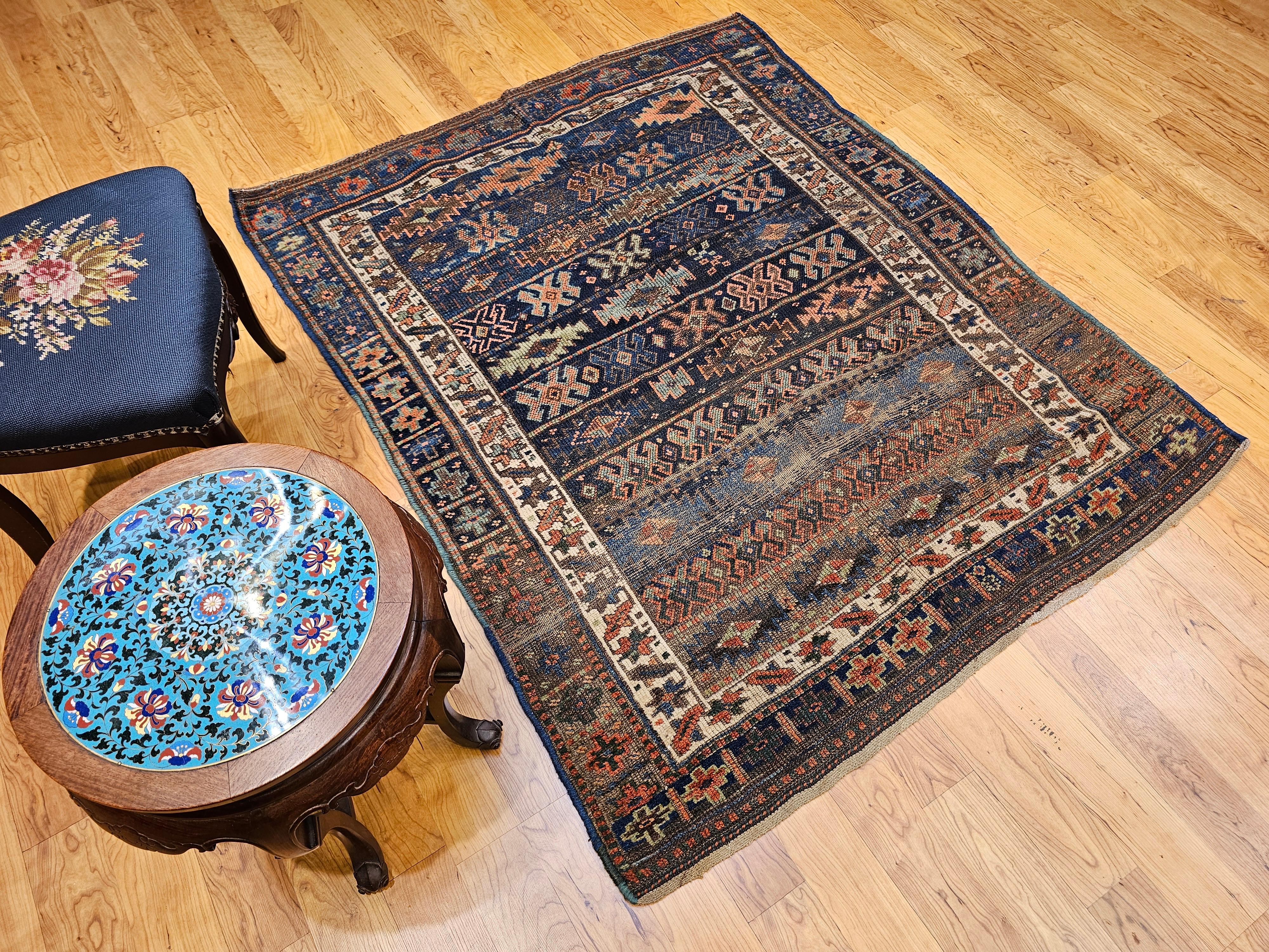 Tapis tribal persan Shahsavan du XIXe siècle dans les tons marine, ivoire, vert et bleu en vente 8