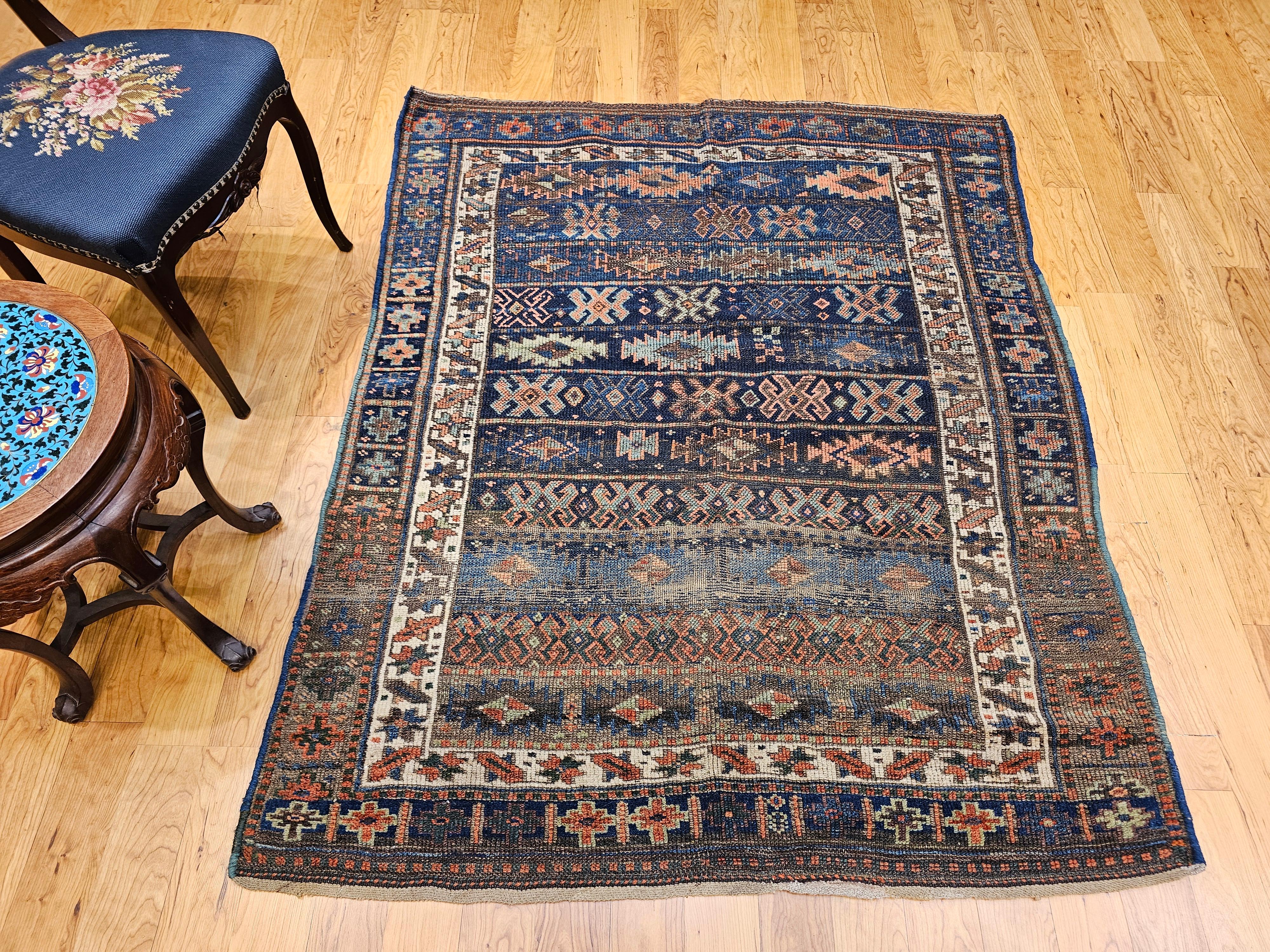 Tapis tribal persan Shahsavan du XIXe siècle dans les tons marine, ivoire, vert et bleu en vente 9