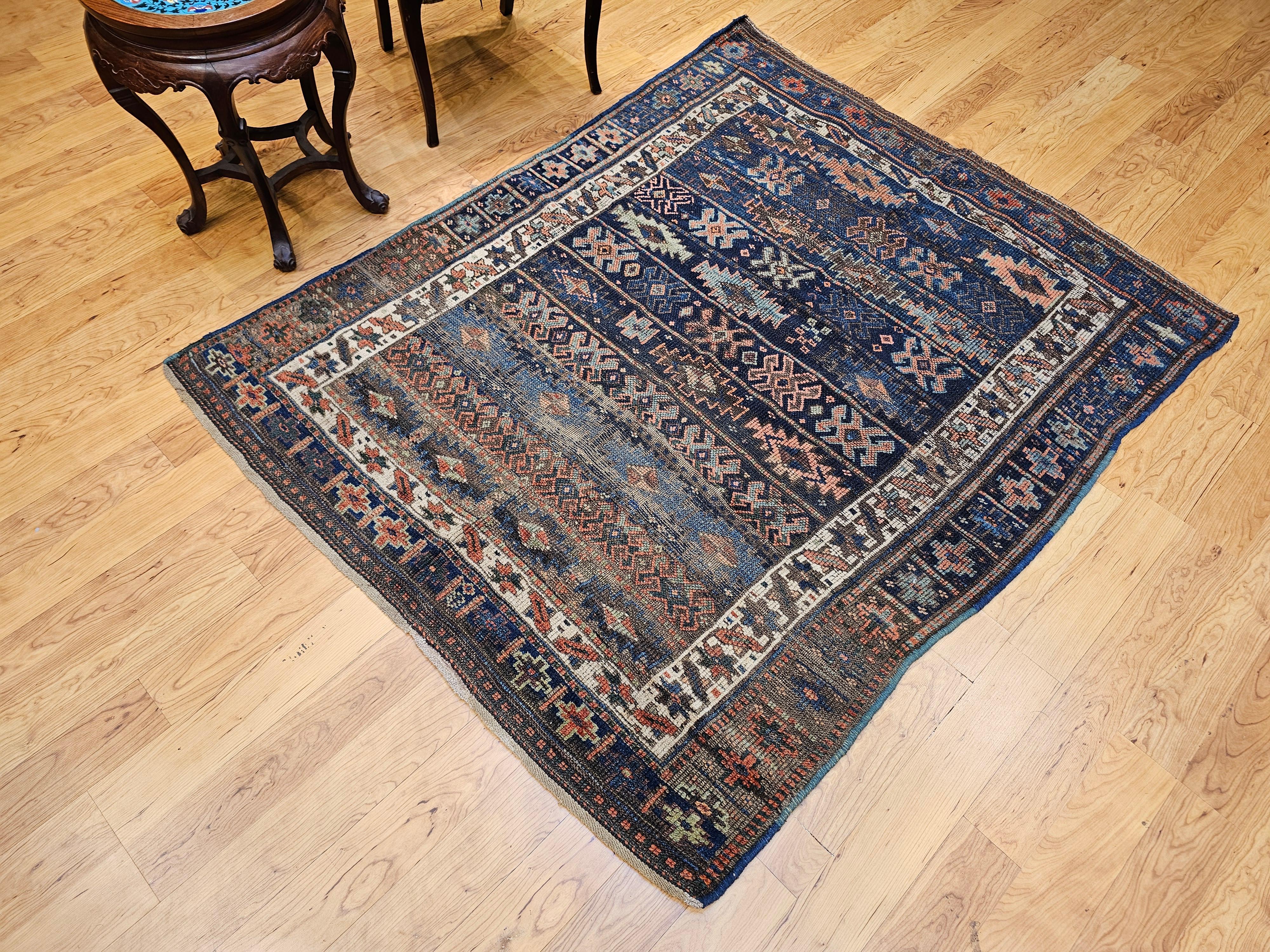 Tapis tribal persan Shahsavan du XIXe siècle dans les tons marine, ivoire, vert et bleu en vente 10