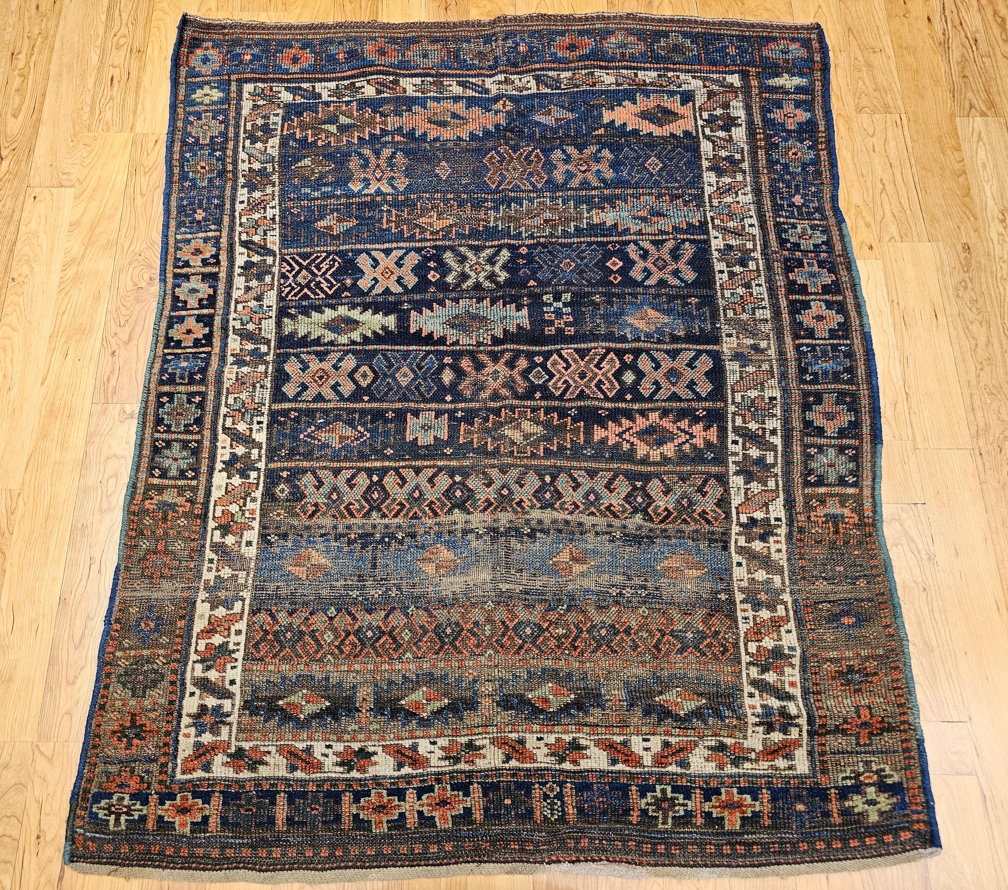 Découvrez un trésor exceptionnellement rare et très recherché : ce tapis tribal shahsavan persan vintage, méticuleusement noué à la main dans la région de Hashtroud (huit rivières) de la province d'Azerbaïdjan, dans le nord-ouest de la Perse. Les
