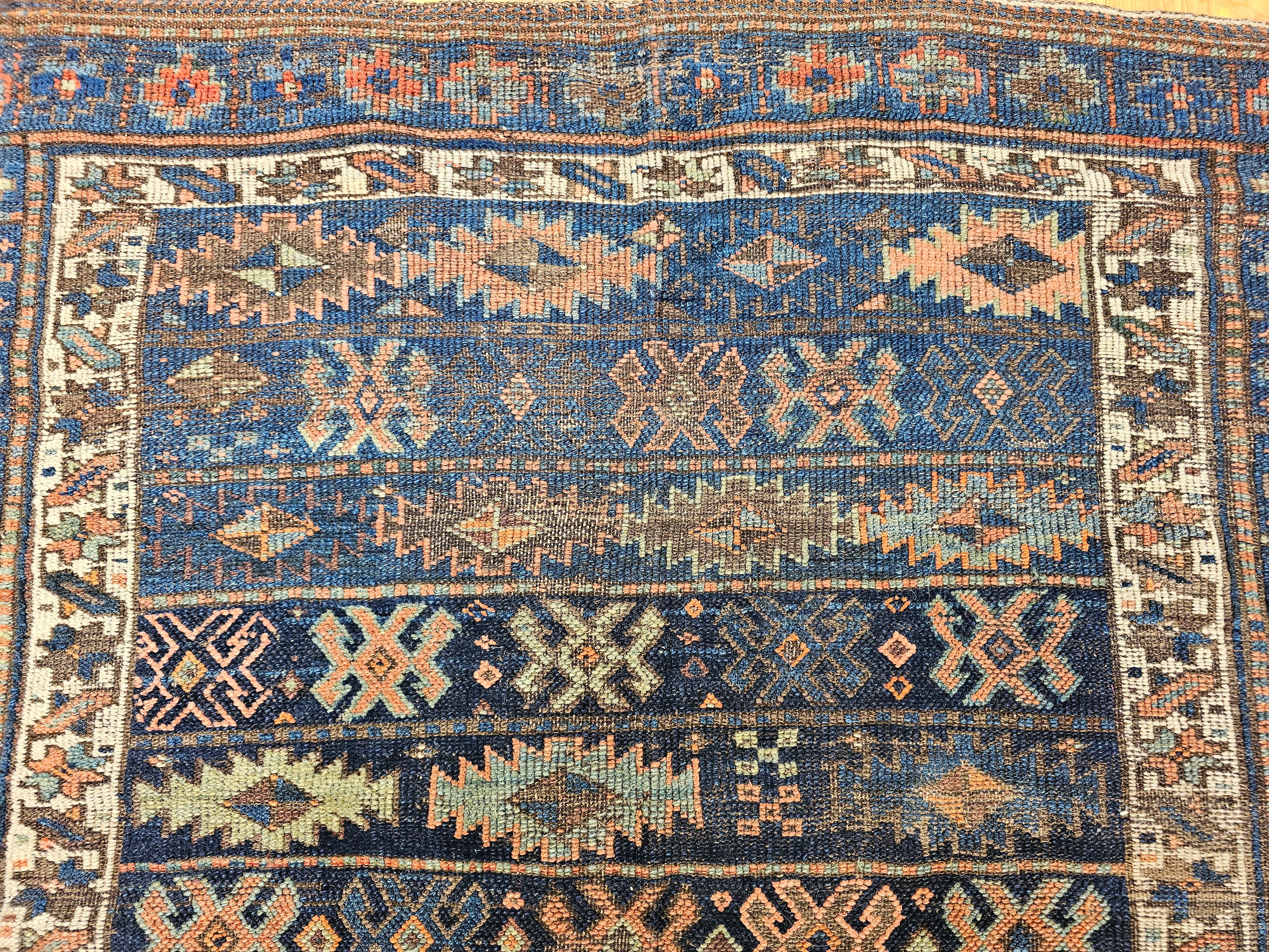 Perse Tapis tribal persan Shahsavan du XIXe siècle dans les tons marine, ivoire, vert et bleu en vente