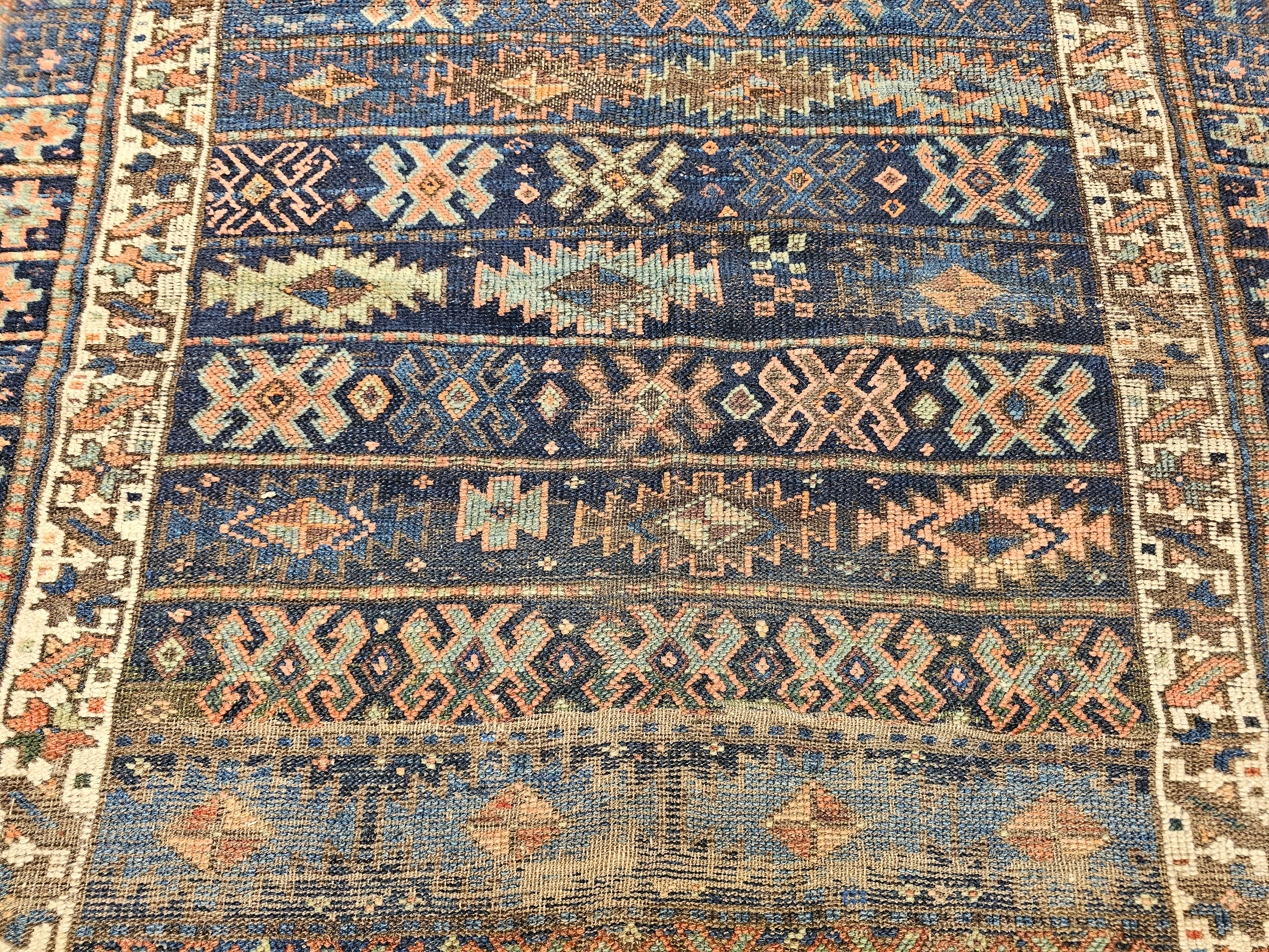 Teinture végétale Tapis tribal persan Shahsavan du XIXe siècle dans les tons marine, ivoire, vert et bleu en vente