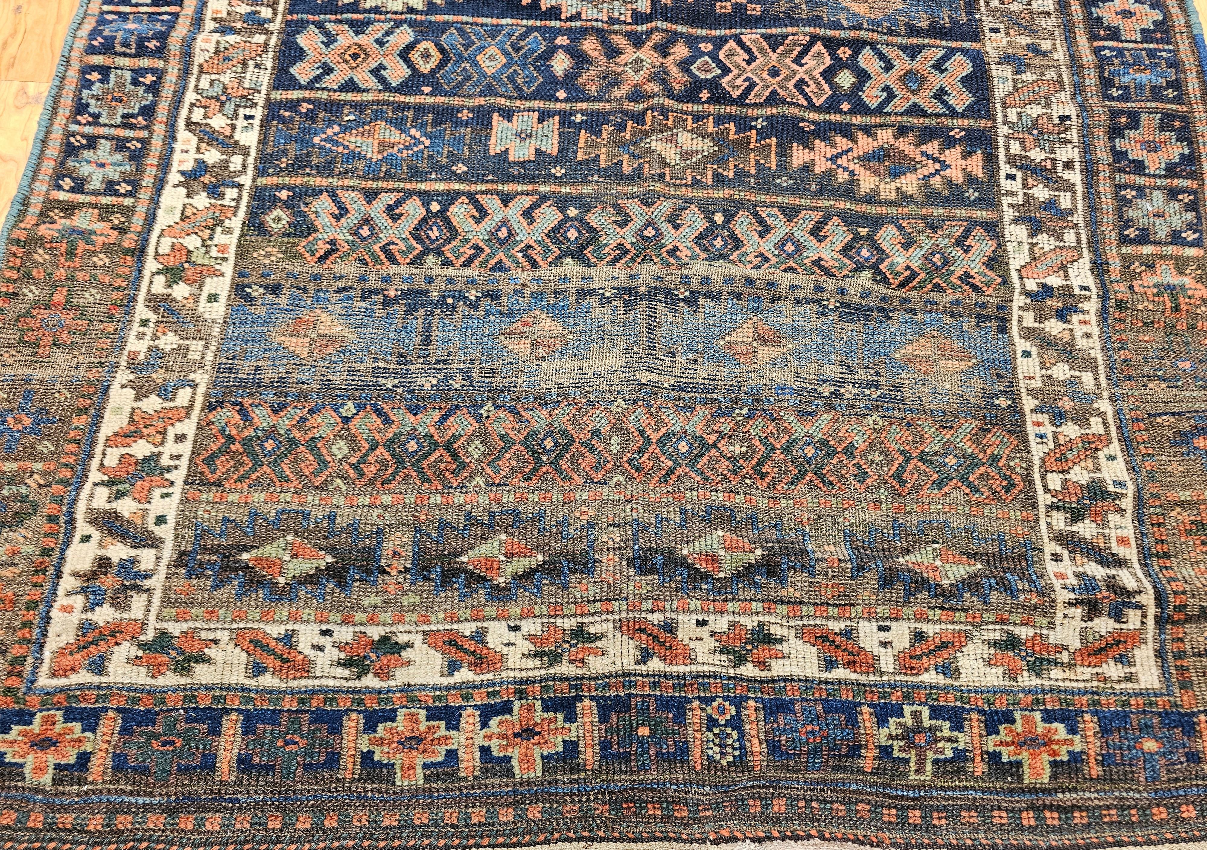 Tapis tribal persan Shahsavan du XIXe siècle dans les tons marine, ivoire, vert et bleu Bon état - En vente à Barrington, IL