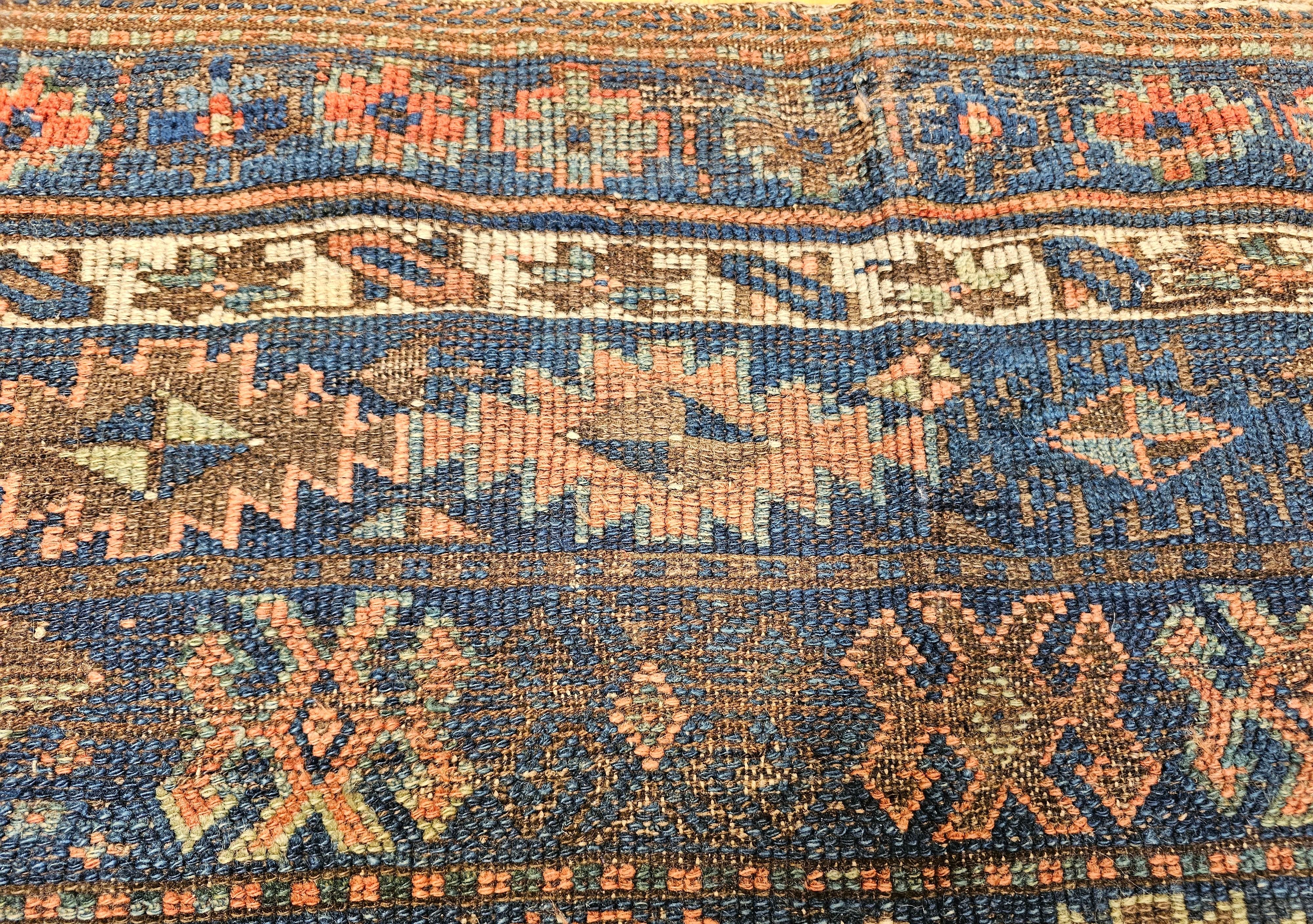 Tapis tribal persan Shahsavan du XIXe siècle dans les tons marine, ivoire, vert et bleu en vente 1