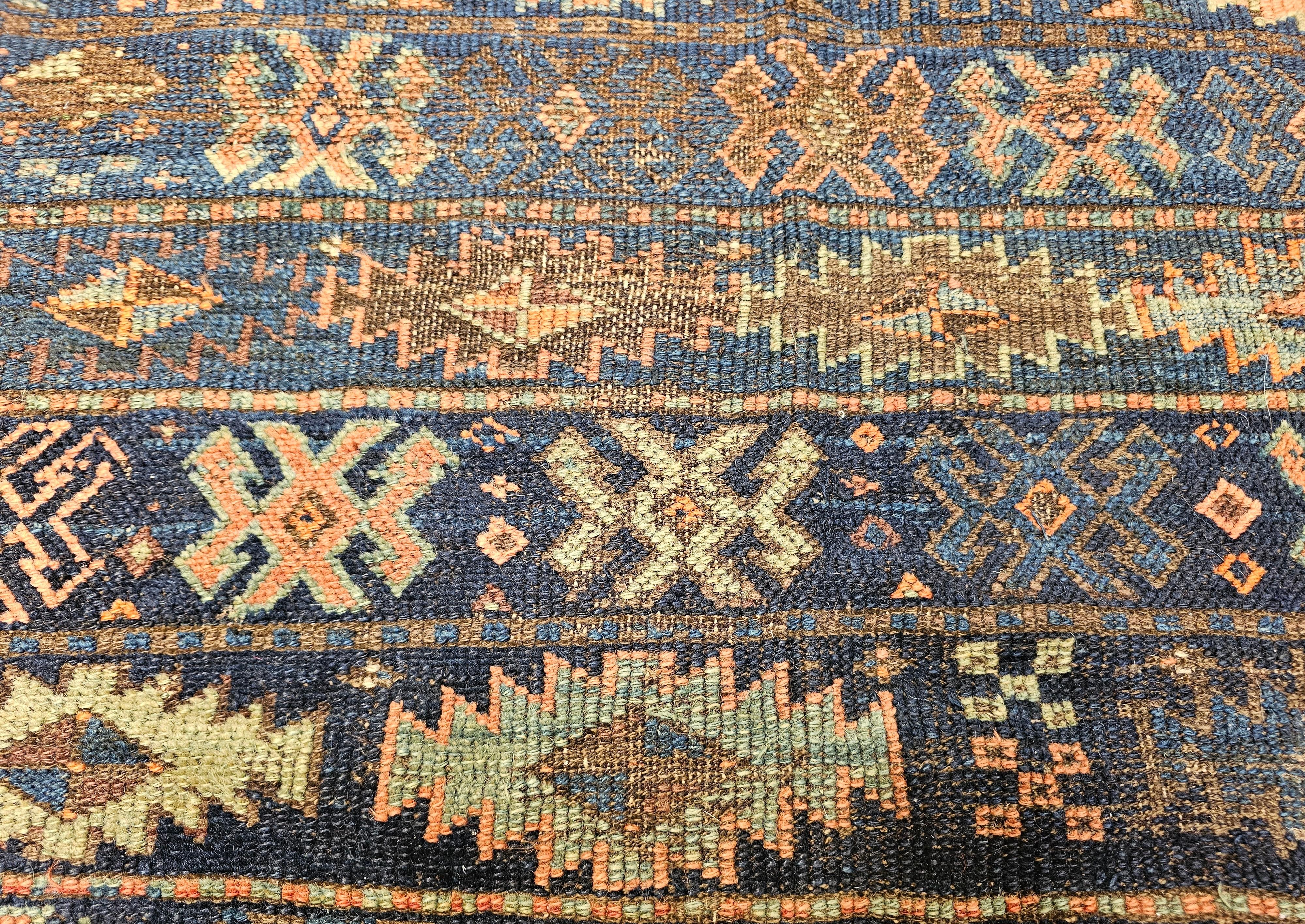 Tapis tribal persan Shahsavan du XIXe siècle dans les tons marine, ivoire, vert et bleu en vente 2