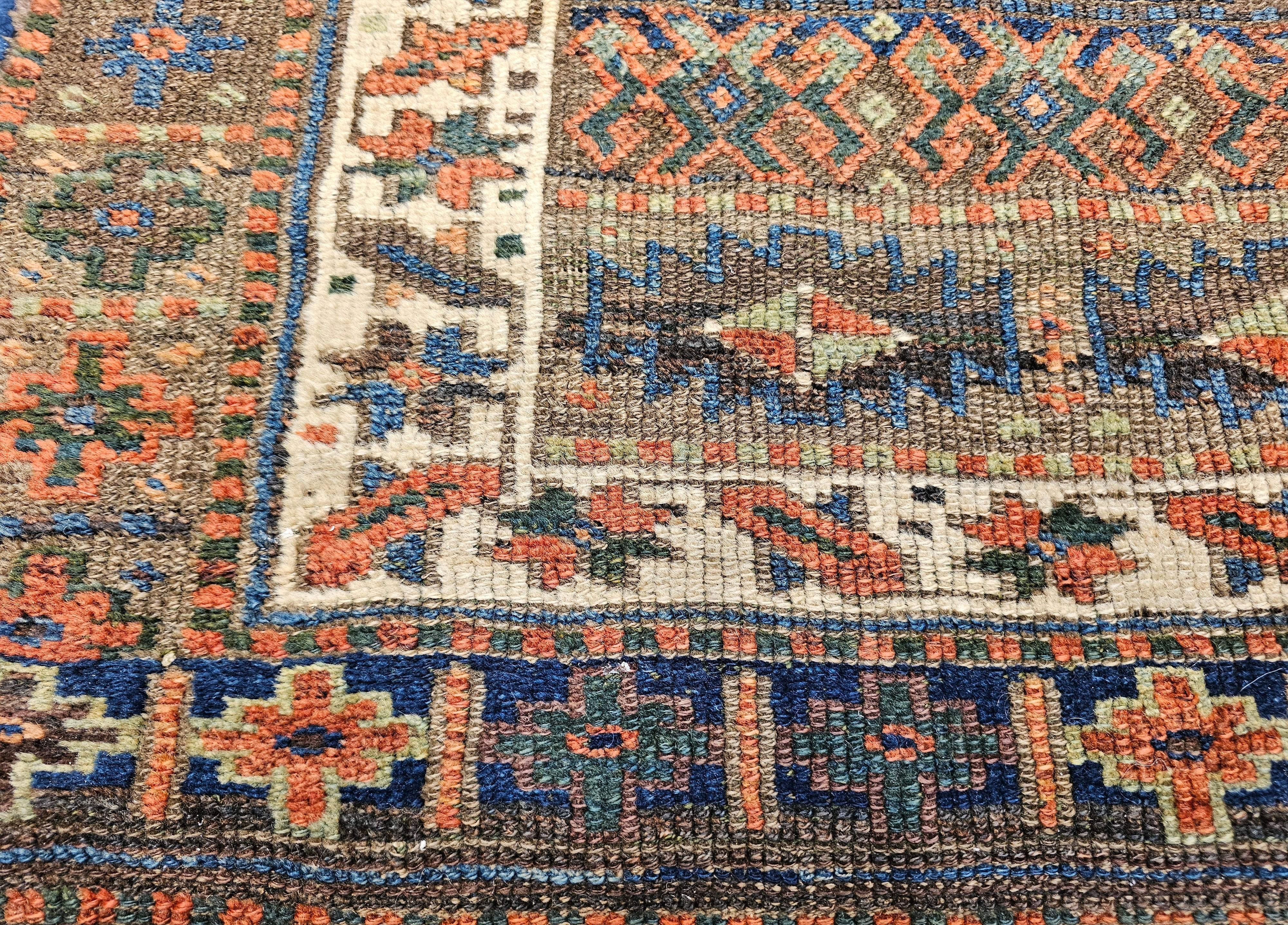 Tapis tribal persan Shahsavan du XIXe siècle dans les tons marine, ivoire, vert et bleu en vente 3