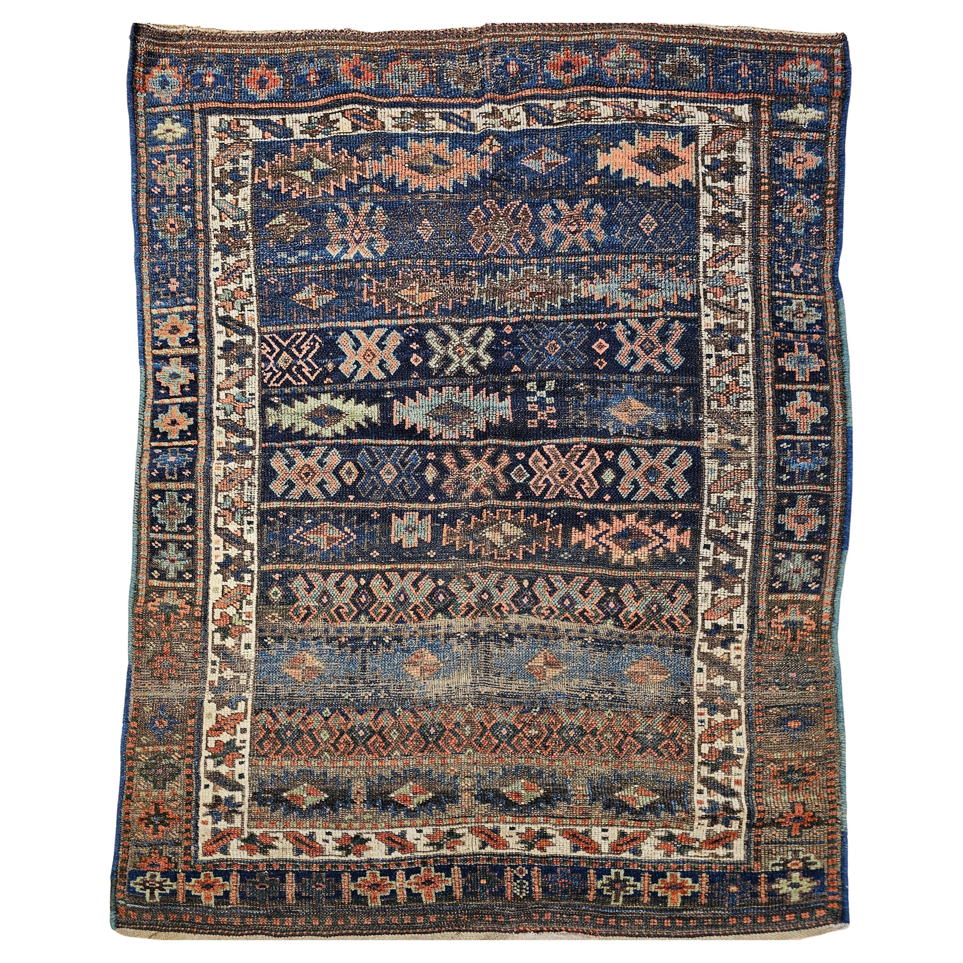 Tapis tribal persan Shahsavan du XIXe siècle dans les tons marine, ivoire, vert et bleu en vente
