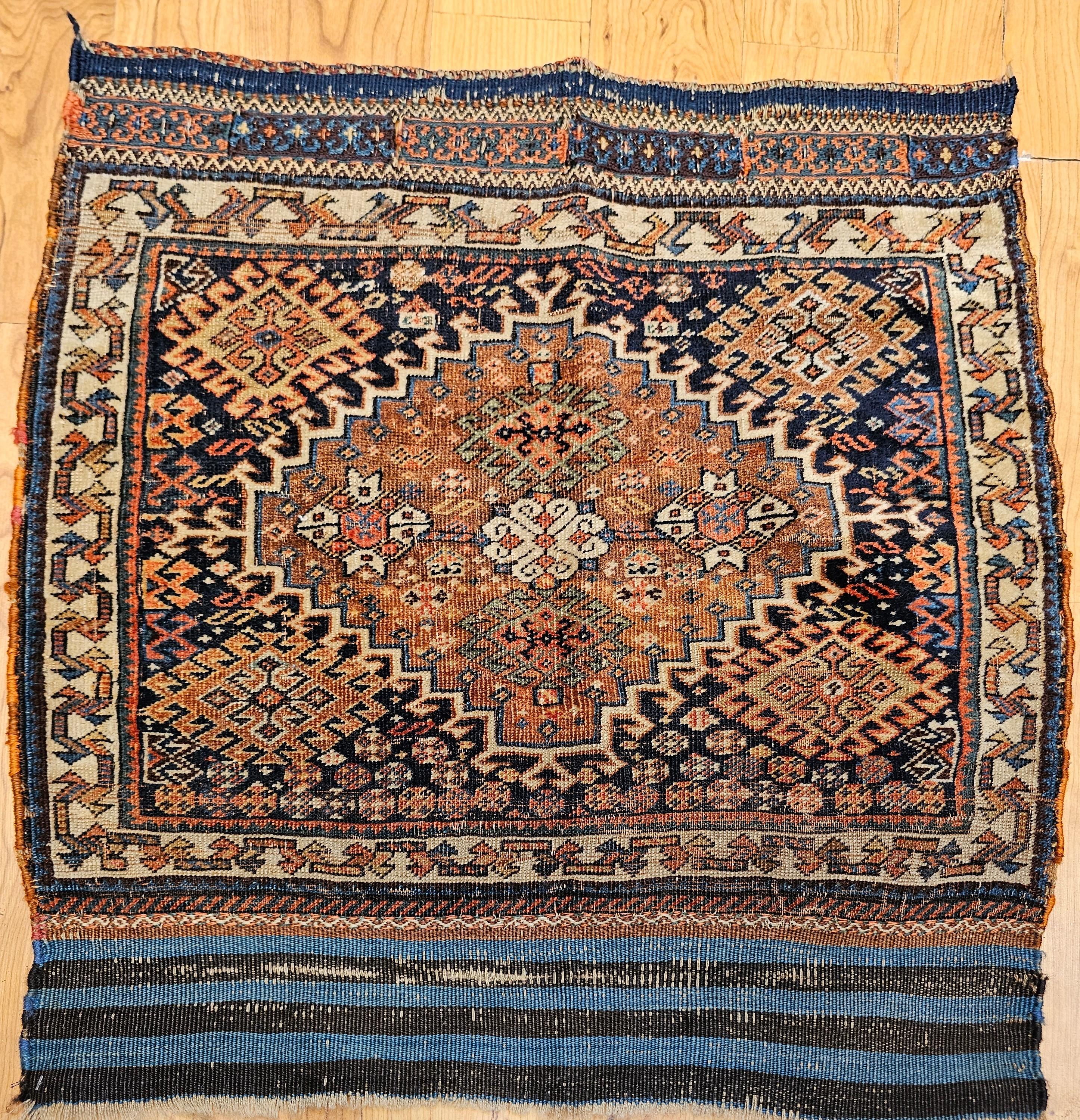 Face de sac tribal persan Shahsavan du 19ème siècle avec motifs tissés Soumak