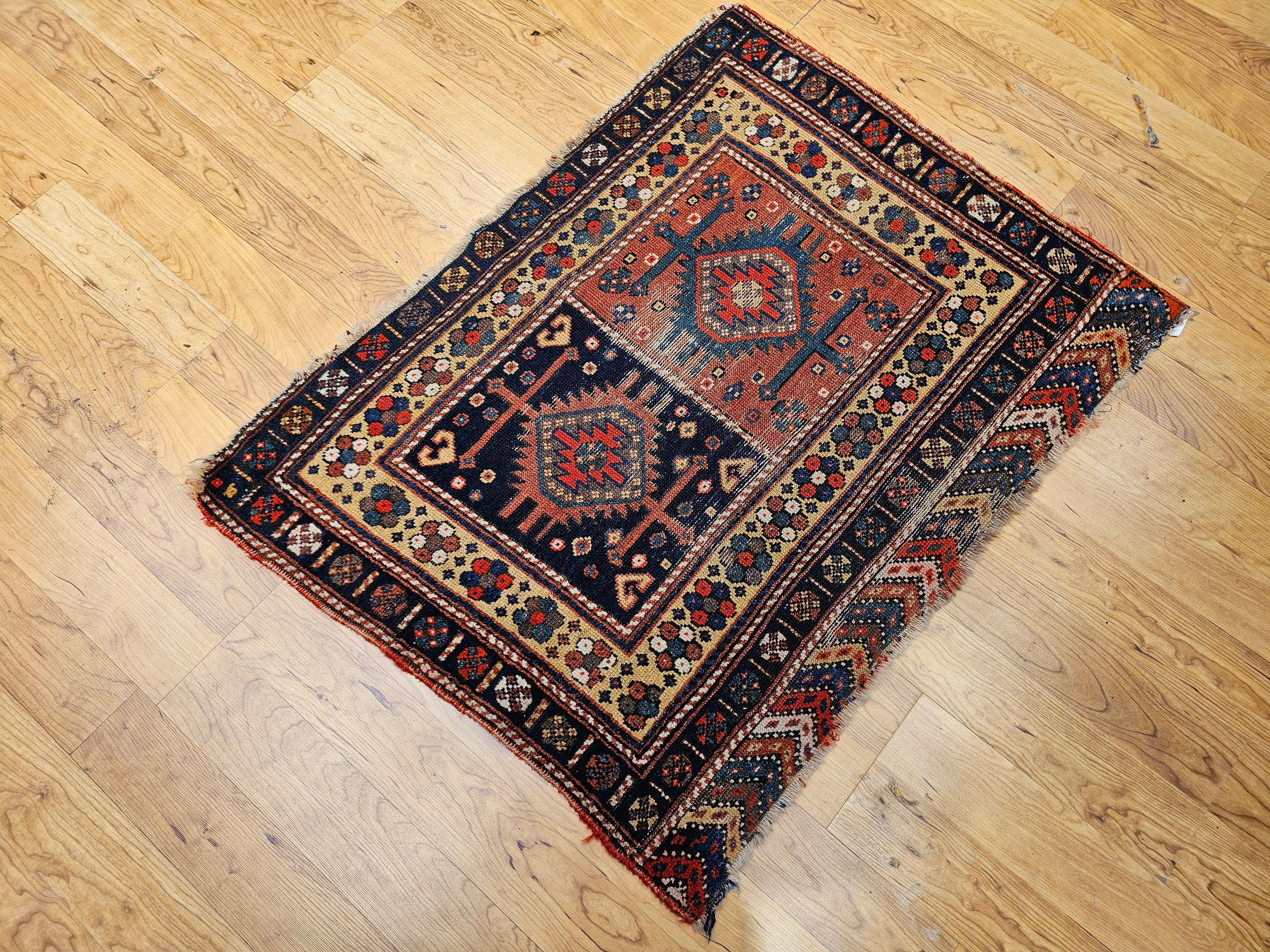 Persische Luri-Taschentasche aus dem 19. Jahrhundert, wiederverwendet als Nomaden-Wandkunst im Angebot 6