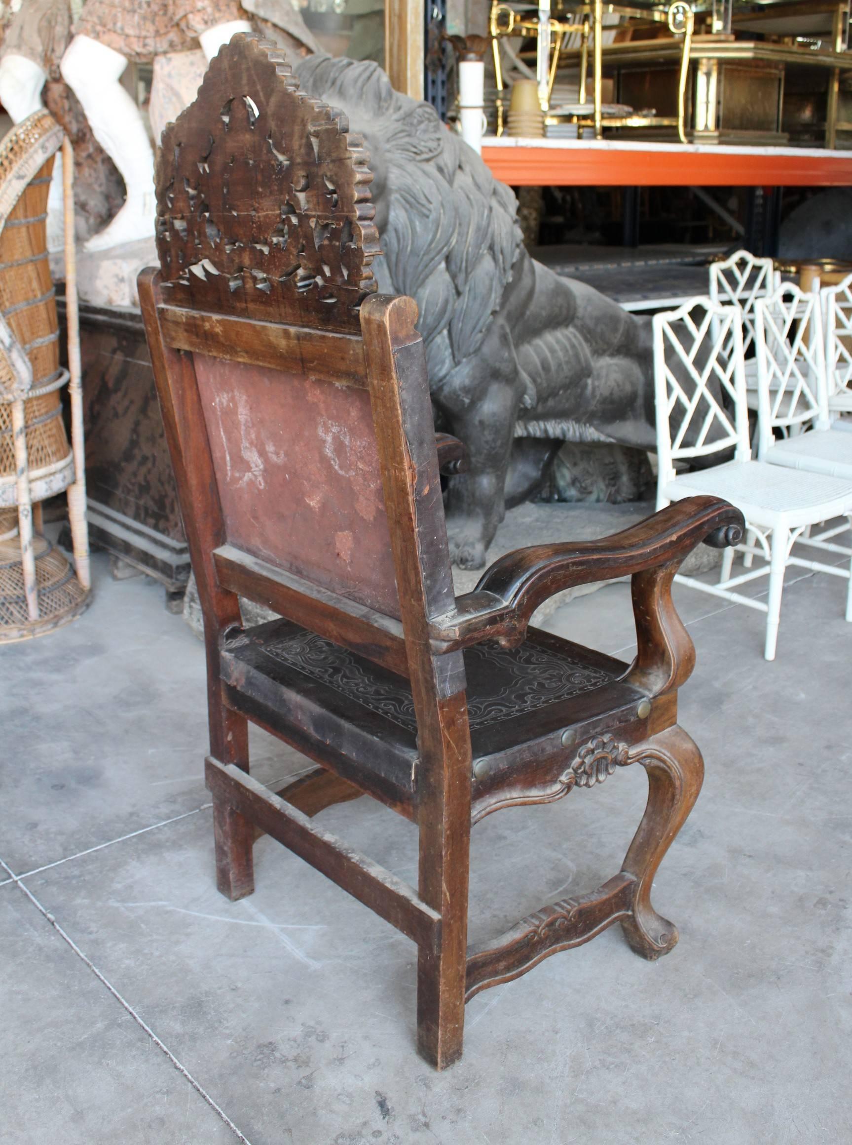 19th Century Peruvian Hand-Carved Chestnut Armchair In Good Condition For Sale In Marbella, ES