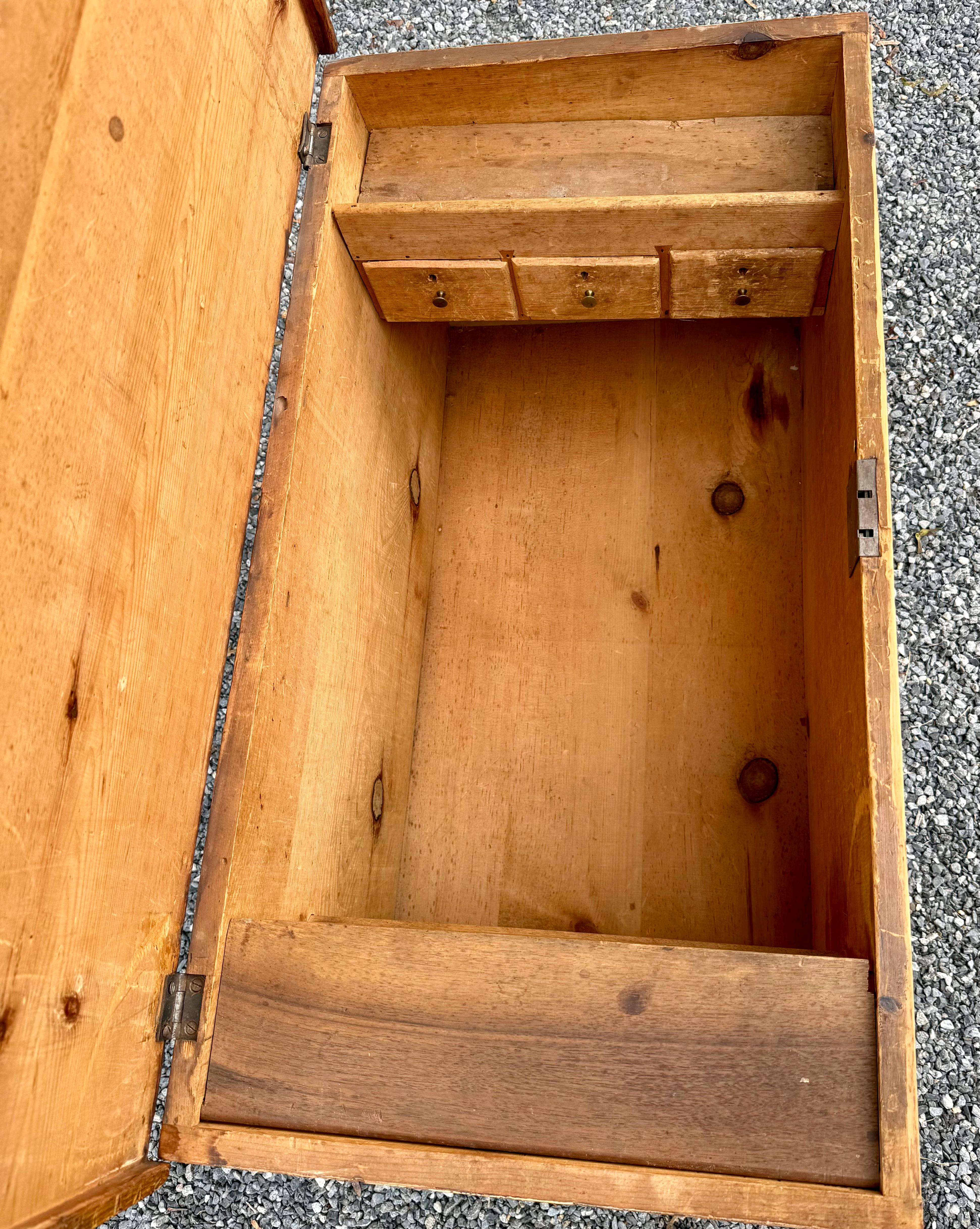 Wood 19th Century Petite American New England Paint Decorated Blanket Chest For Sale