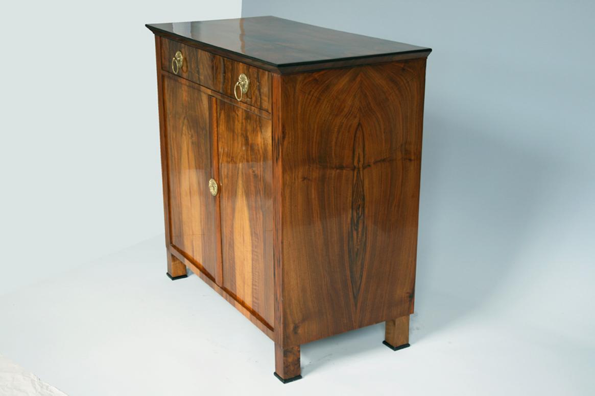 Hello,
This elegant Biedermeier walnut trumeau commode was made circa 1825.

Viennese Biedermeier is distinguished by their sophisticated proportions, rare and refined design and excellent craftsmanship and continue to have a great influence on