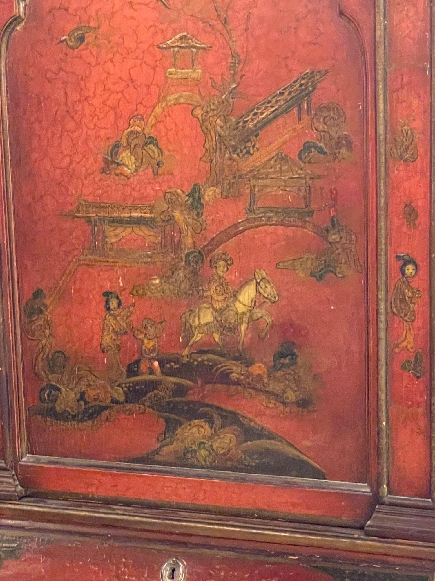 Peint à la main Petit secrétaire anglais de chinoiseries rouges du 19ème siècle en vente