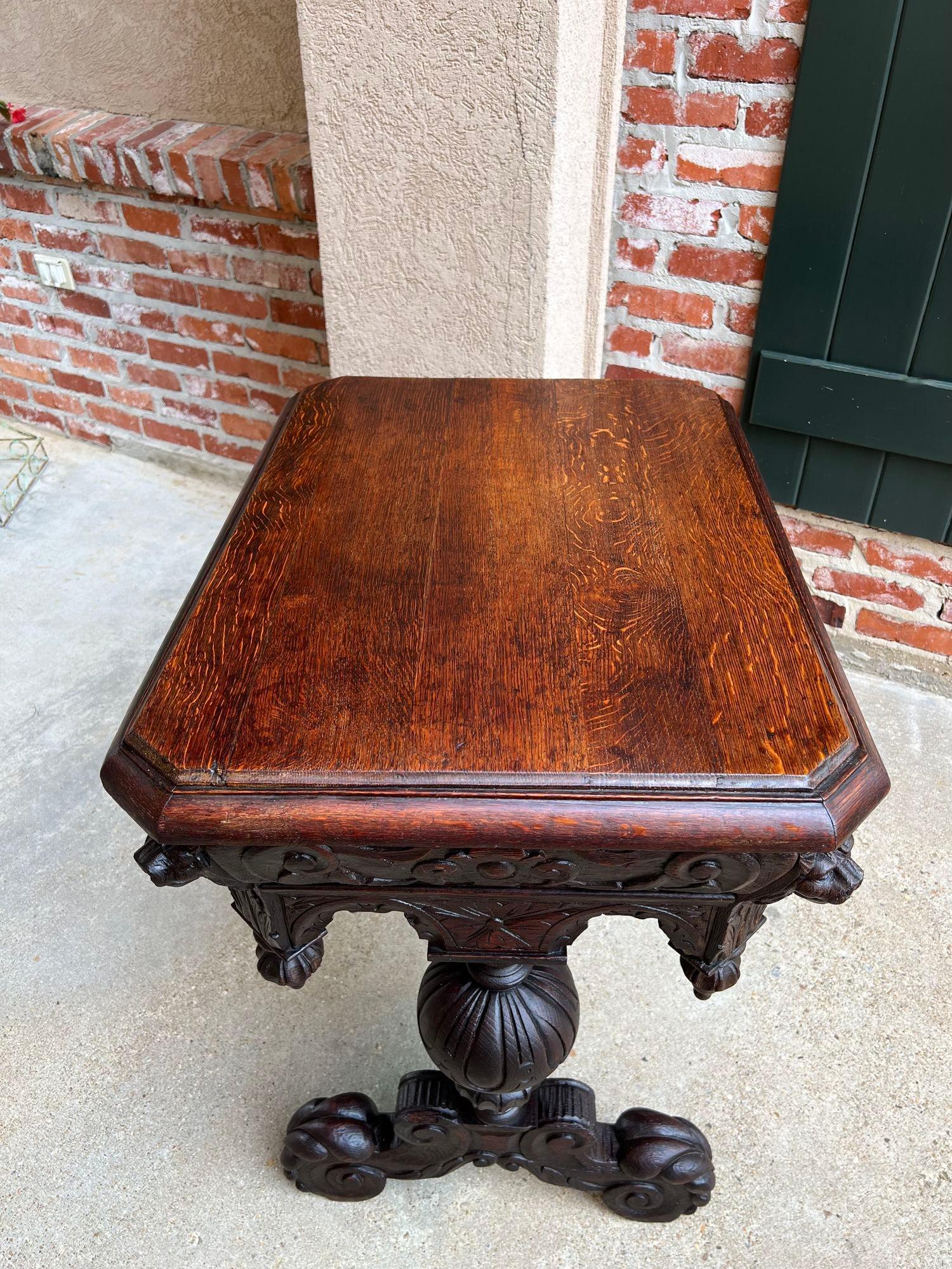 Petite table de canapé anglaise du 19ème siècle Bureau de bibliothèque en chêne sculpté Renaissance en vente 3