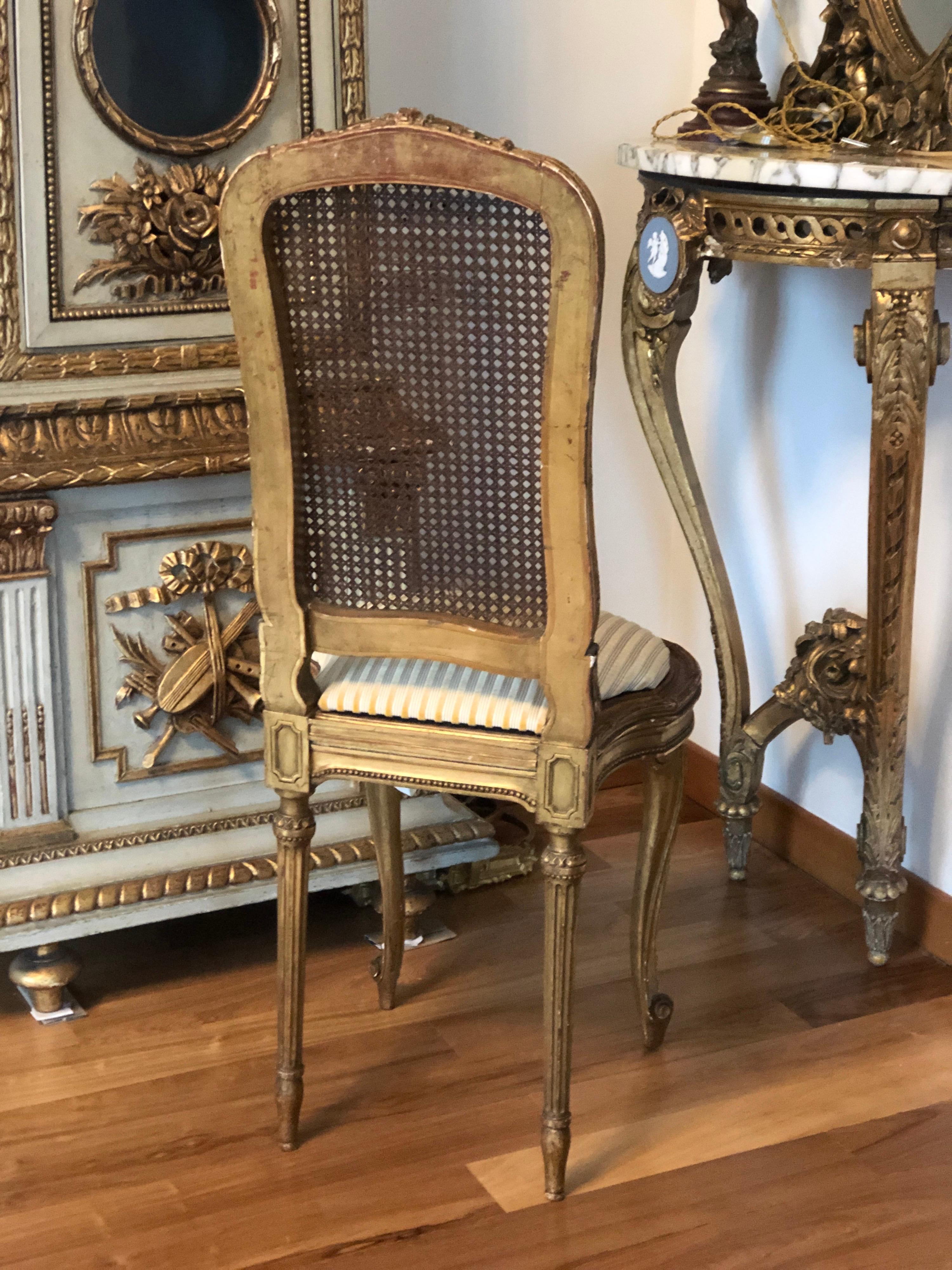 Français Petite chaise d'appoint de salle de bal française du 19ème siècle, de style Louis XVI en vente