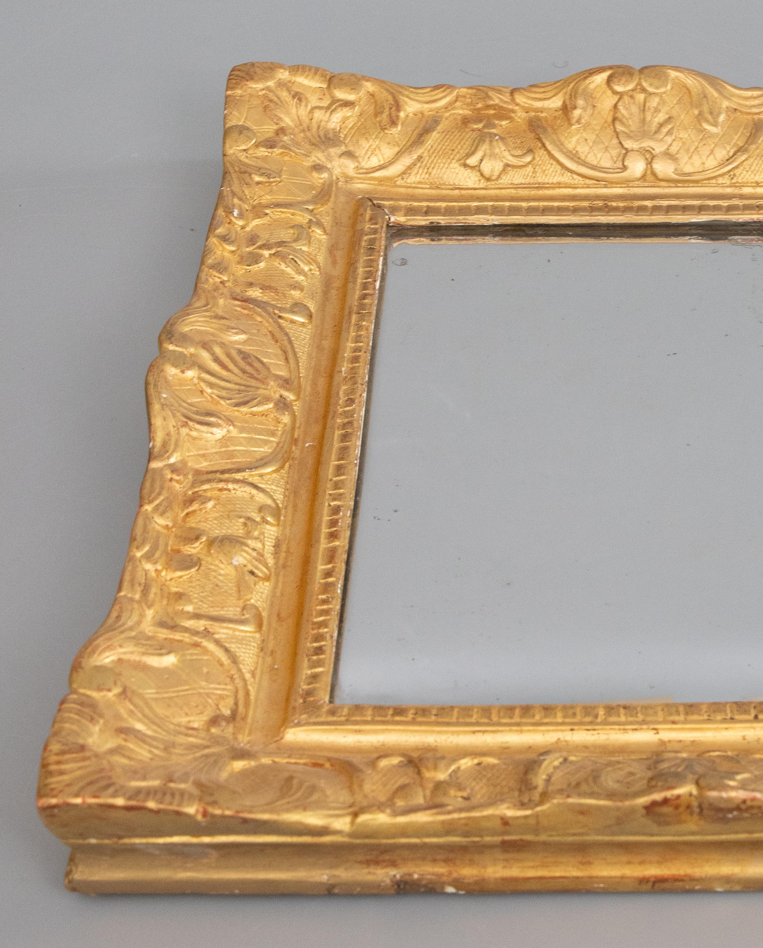 Français Miroir en bois doré de style Louis XV du 19ème siècle en vente