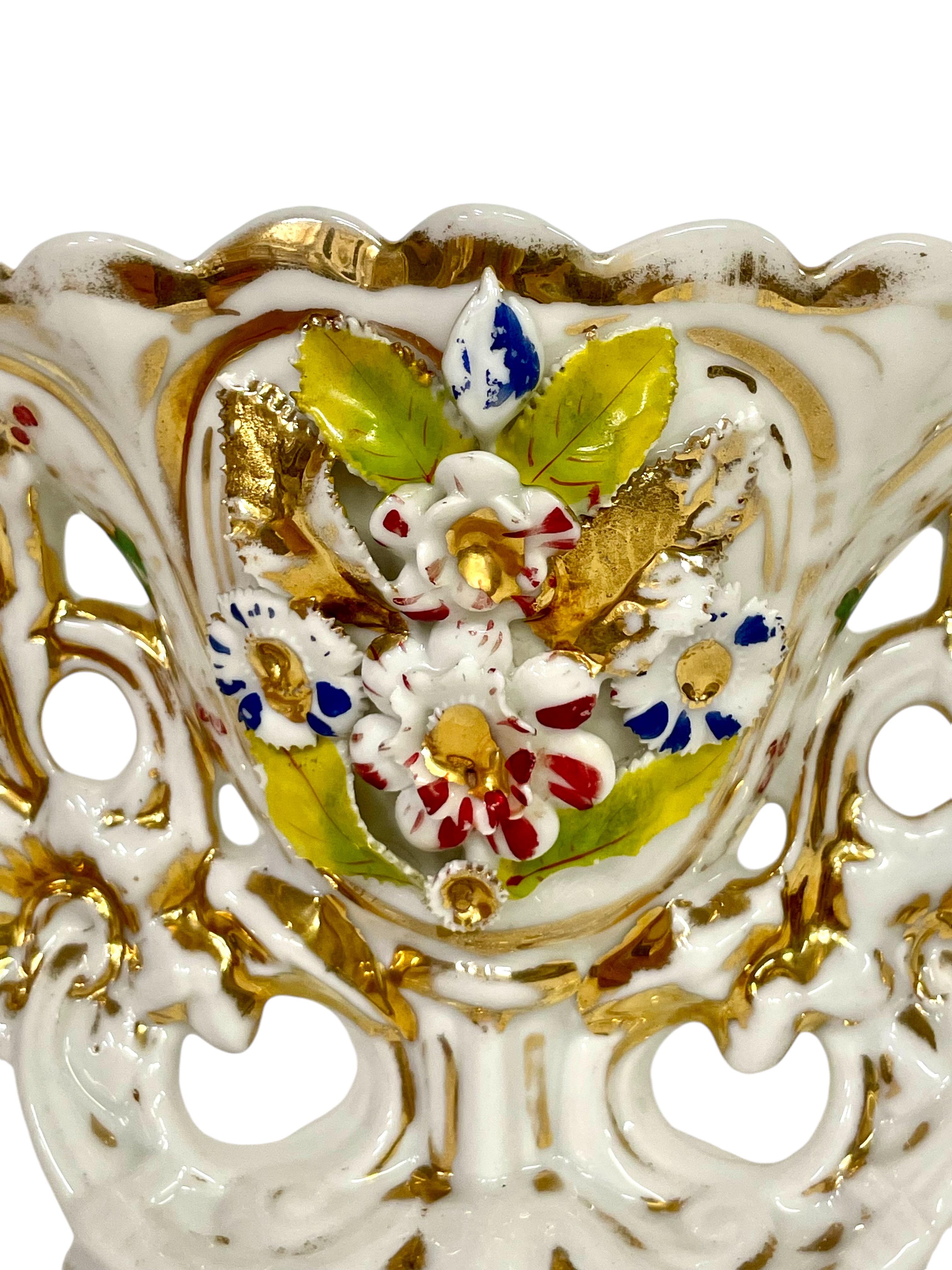 Francese Vaso in porcellana Petite del XIX secolo in vendita