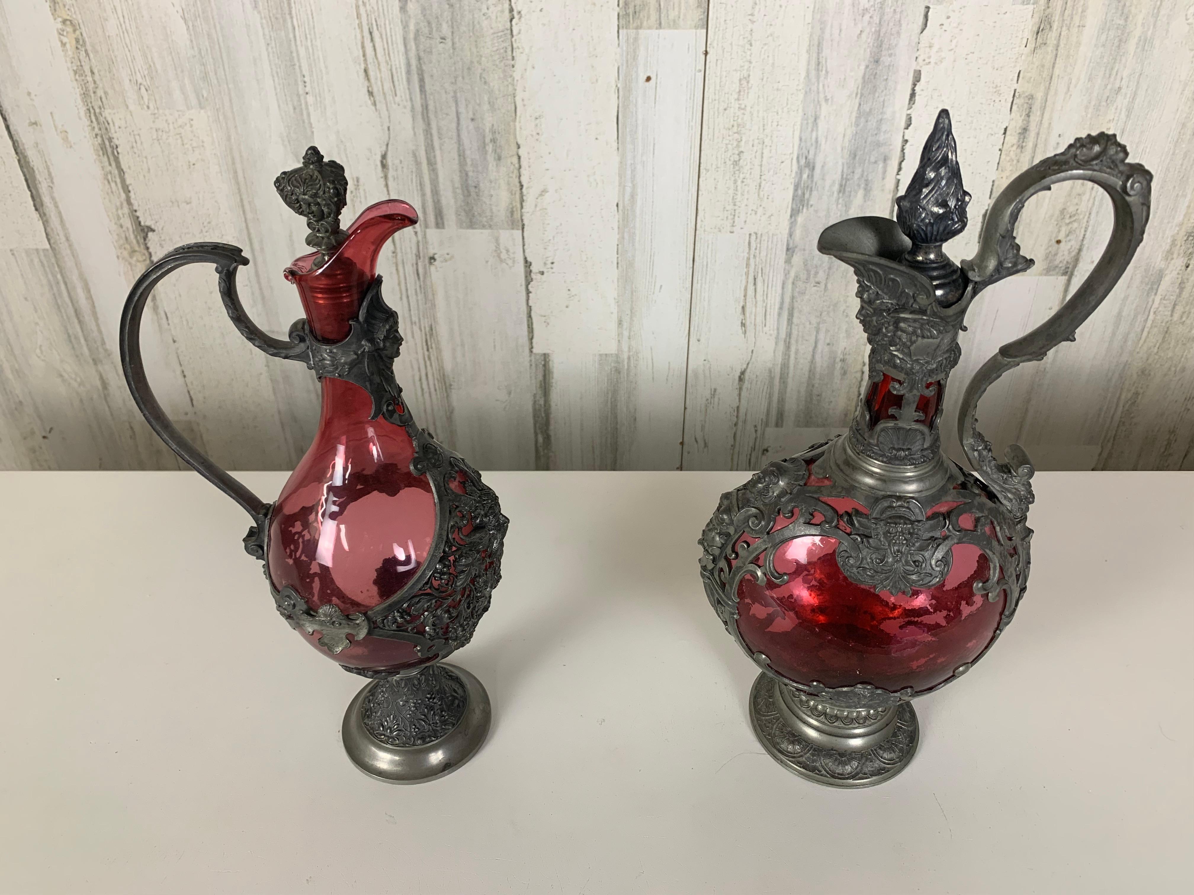 Néo-Renaissance Clarets en étain et verre à la canneberge du 19e siècle en vente
