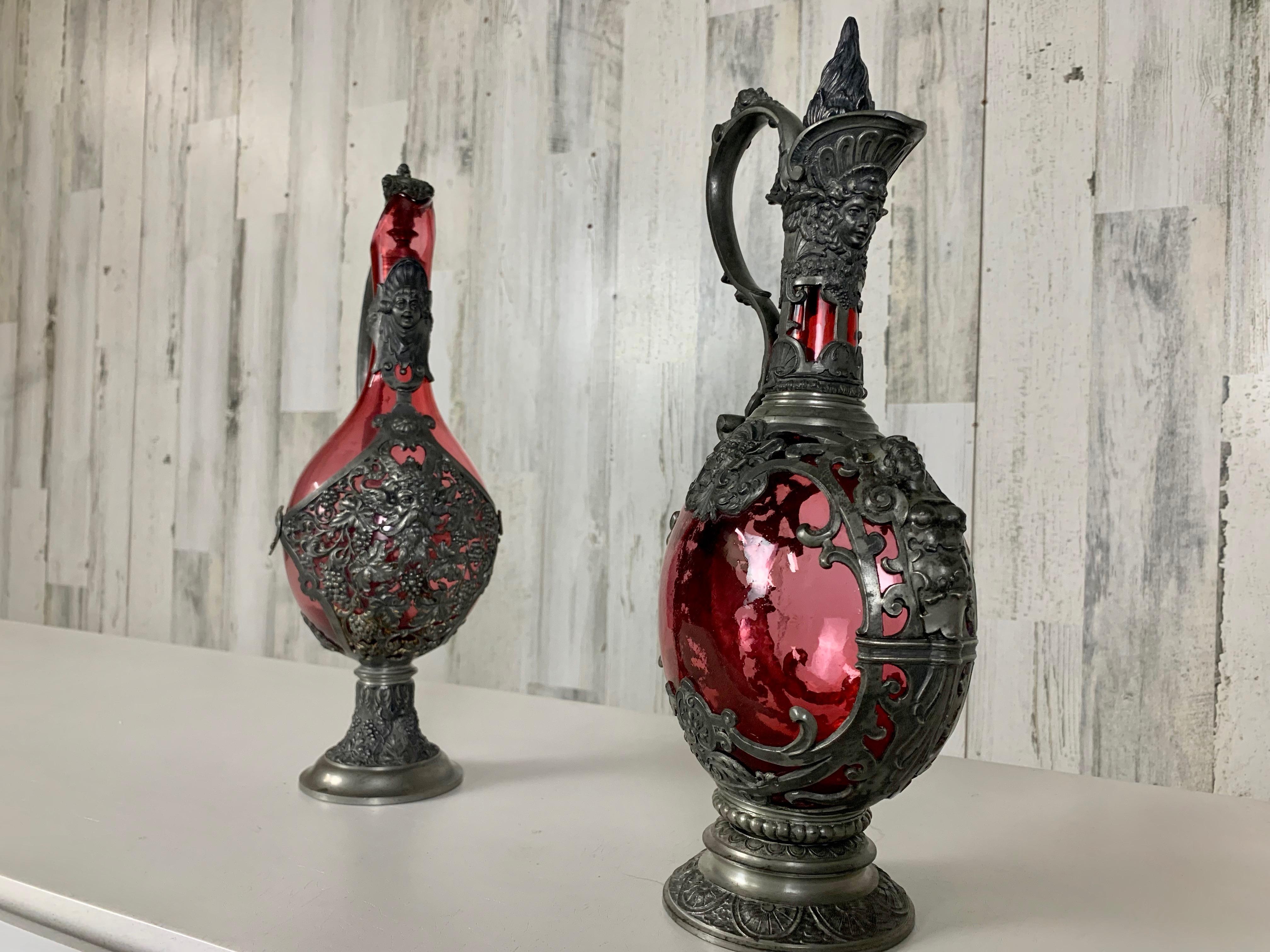 Clarets en étain et verre à la canneberge du 19e siècle Bon état - En vente à Denton, TX