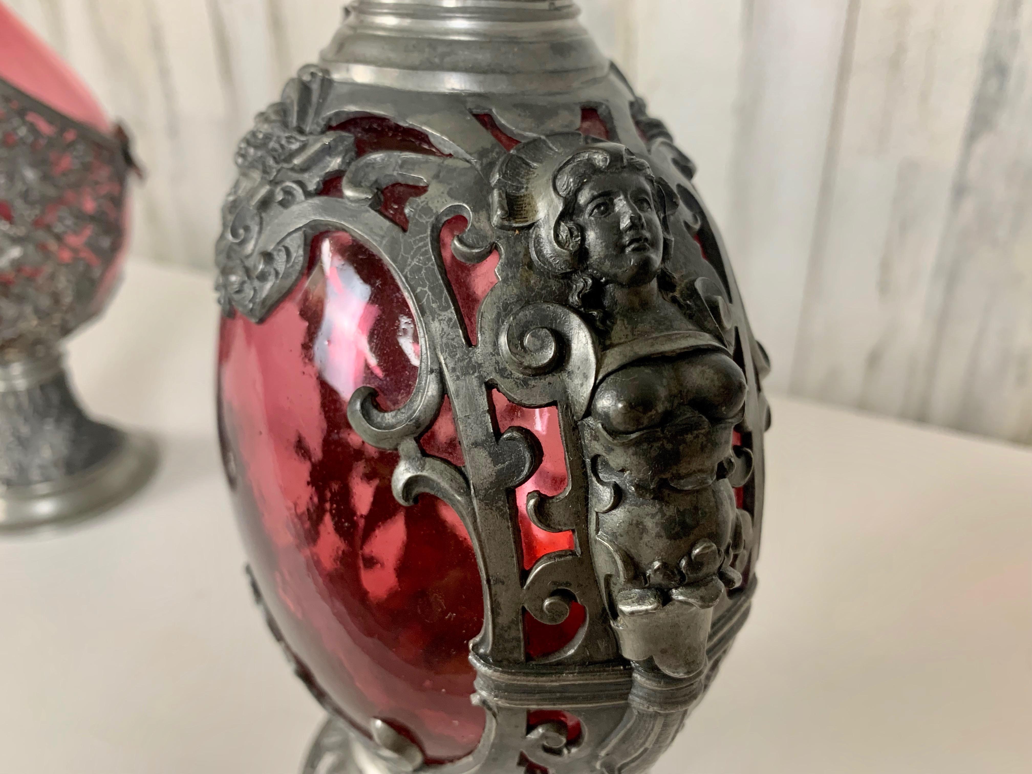 Verre brun Clarets en étain et verre à la canneberge du 19e siècle en vente