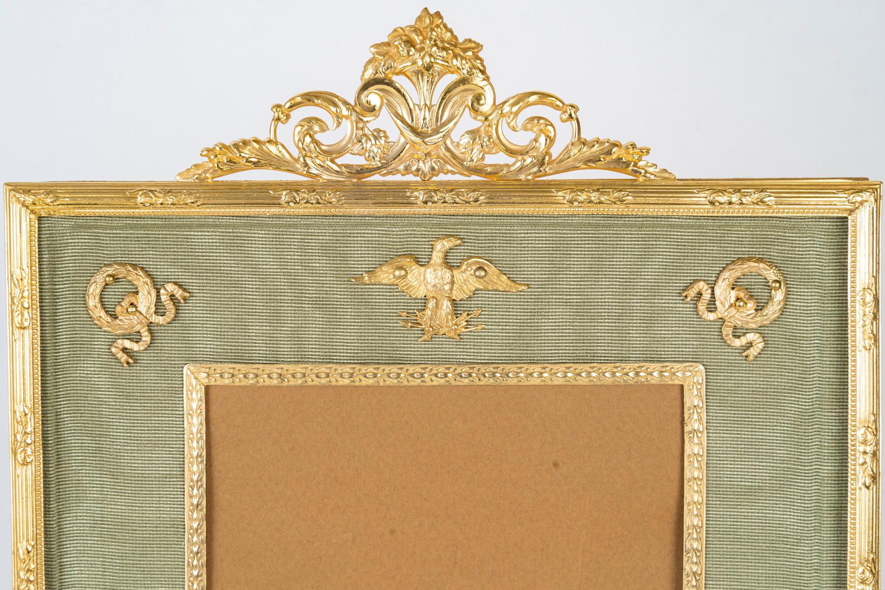 Fotorahmen aus vergoldetem Messing und grünem Stoff, 19. Jahrhundert, aus der Zeit Napoleons III.

Fotorahmen aus dem 19. Jahrhundert, Periode Napoleon III, vergoldetes Messing und grüner Stoff.
H: 27,5cm, B: 19,5cm, T: 1,5cm