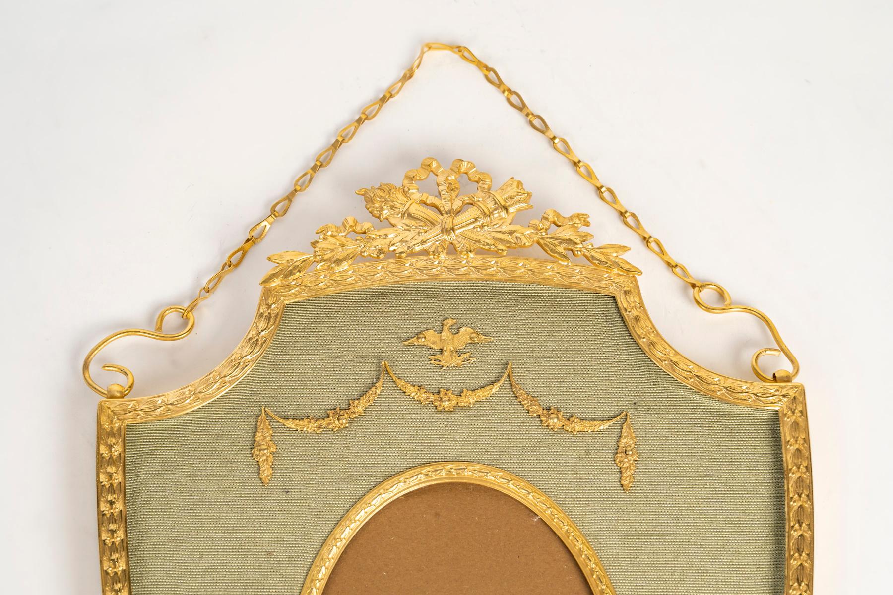 Napoleone III Portafoto del XIX secolo a forma di stemma, realizzato in ottone dorato. in vendita