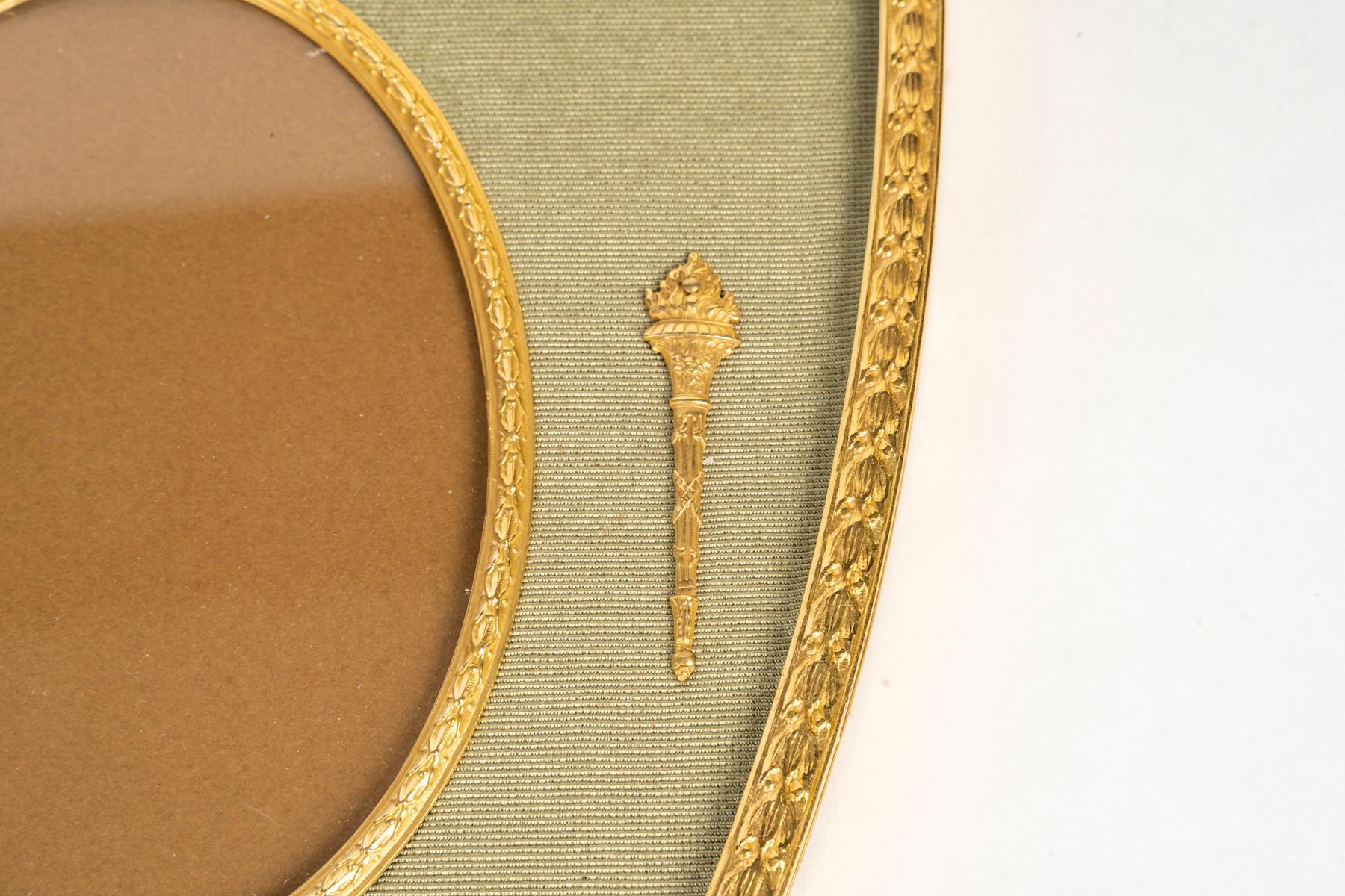 Francese Portafoto del XIX secolo a forma di stemma, realizzato in ottone dorato. in vendita