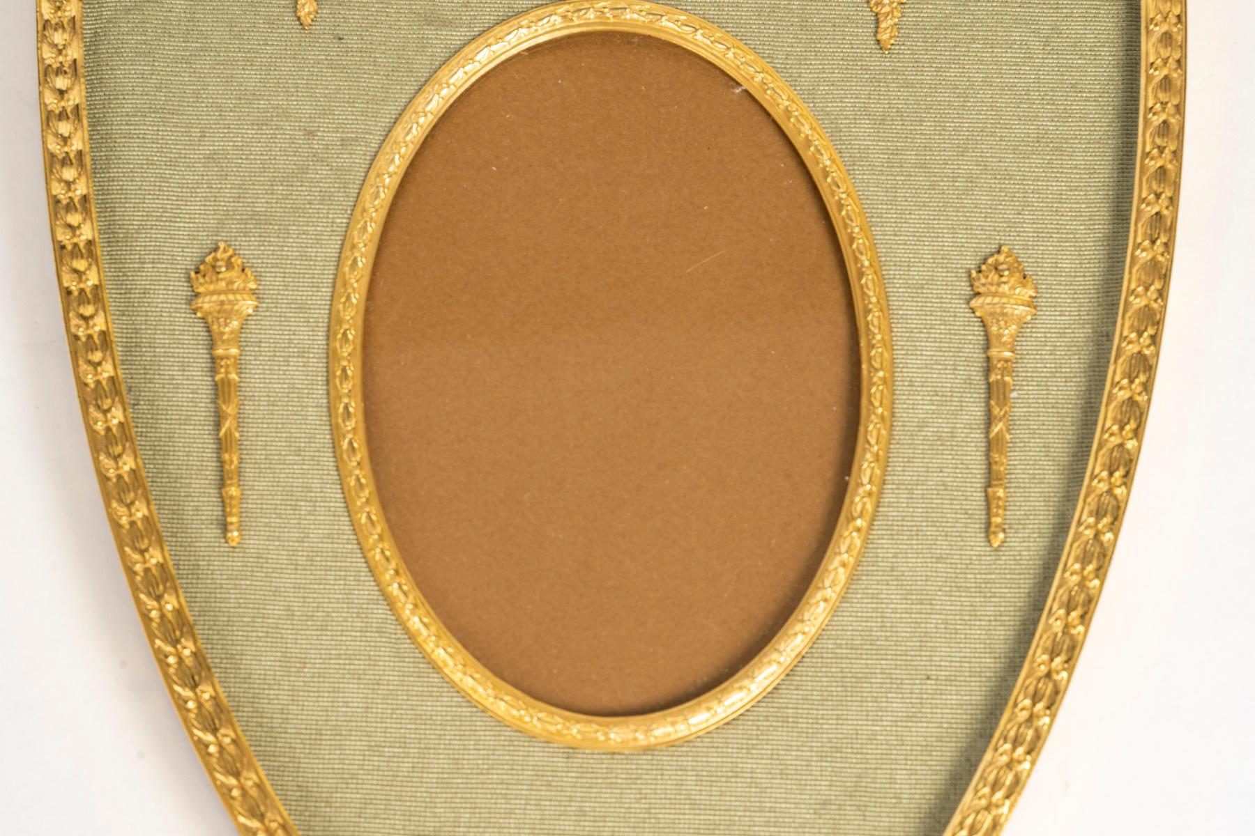 Dorato Portafoto del XIX secolo a forma di stemma, realizzato in ottone dorato. in vendita