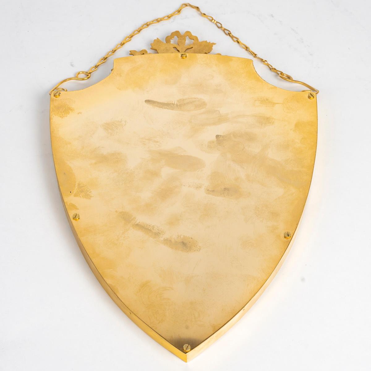 Portafoto del XIX secolo a forma di stemma, realizzato in ottone dorato. In condizioni buone in vendita a Saint-Ouen, FR