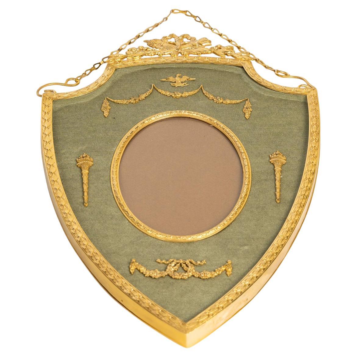 Portafoto del XIX secolo a forma di stemma, realizzato in ottone dorato. in vendita