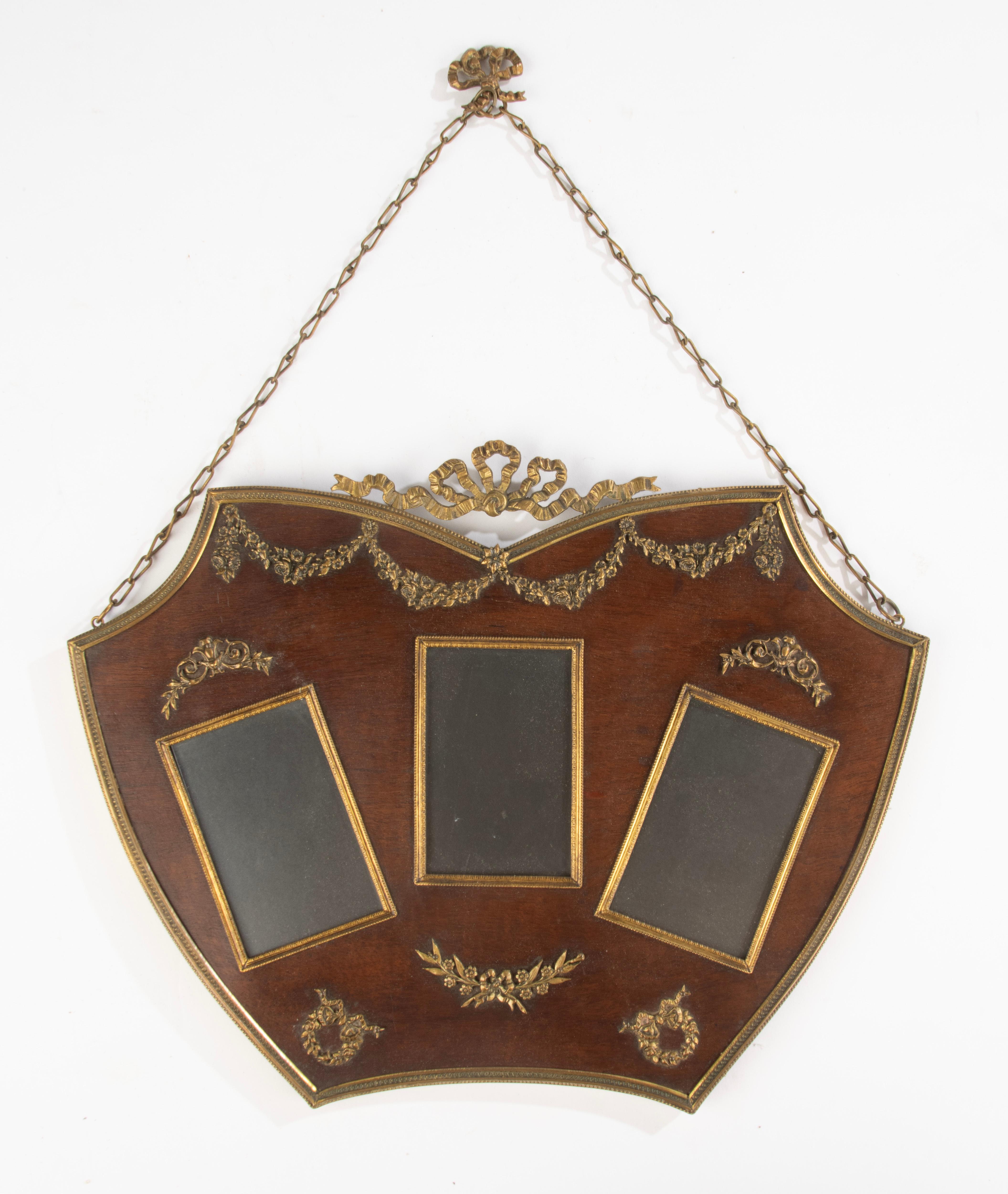Elegant cadre français datant de la fin du 19e siècle, vers 1890, réalisé à l'époque de Napoléon III. Le cadre est en bois et orné d'ornements en bronze doré finement moulés de style Louis XVI, comprenant des guirlandes, des nœuds et des détails