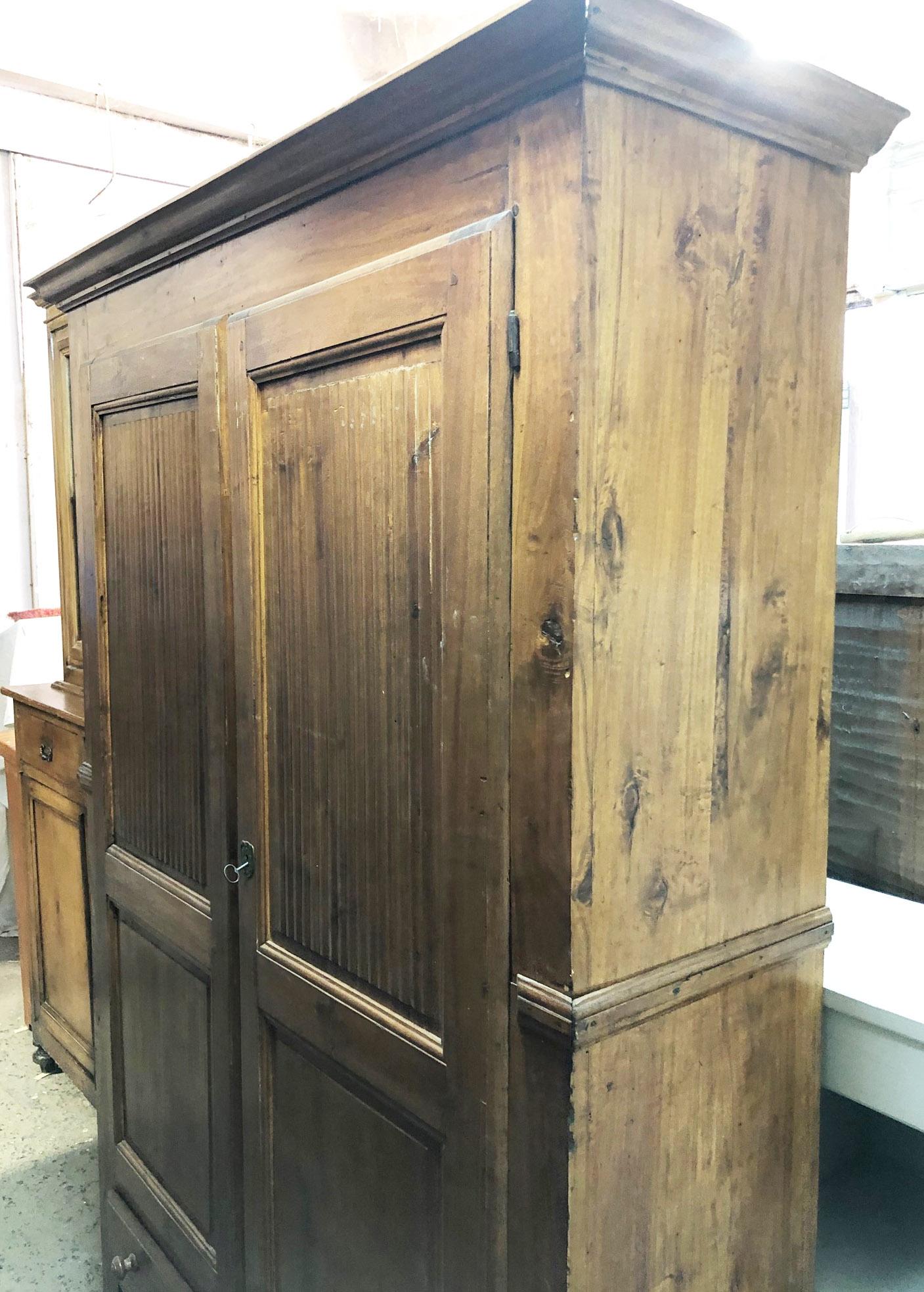 Original Piedmontese antique wardrobe, with two doors, removable.
The cabinet divides into two parts in half to be easily transported.
Inside it has a clothes rail and a shelf at the bottom
It also has an outside drawer for linen.
The cabinet