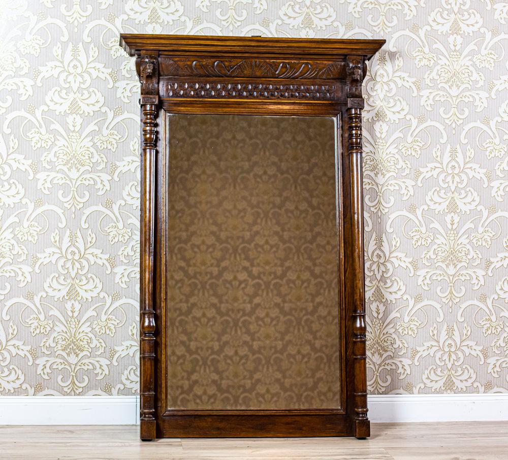 We present you a pier glass from the 2nd half of the 19th century in an oak frame.
This mirror is flanked by two columns.
It is topped with a straight cornice with a decorative slat underneath it.

The frame has not undergone renovation. It is