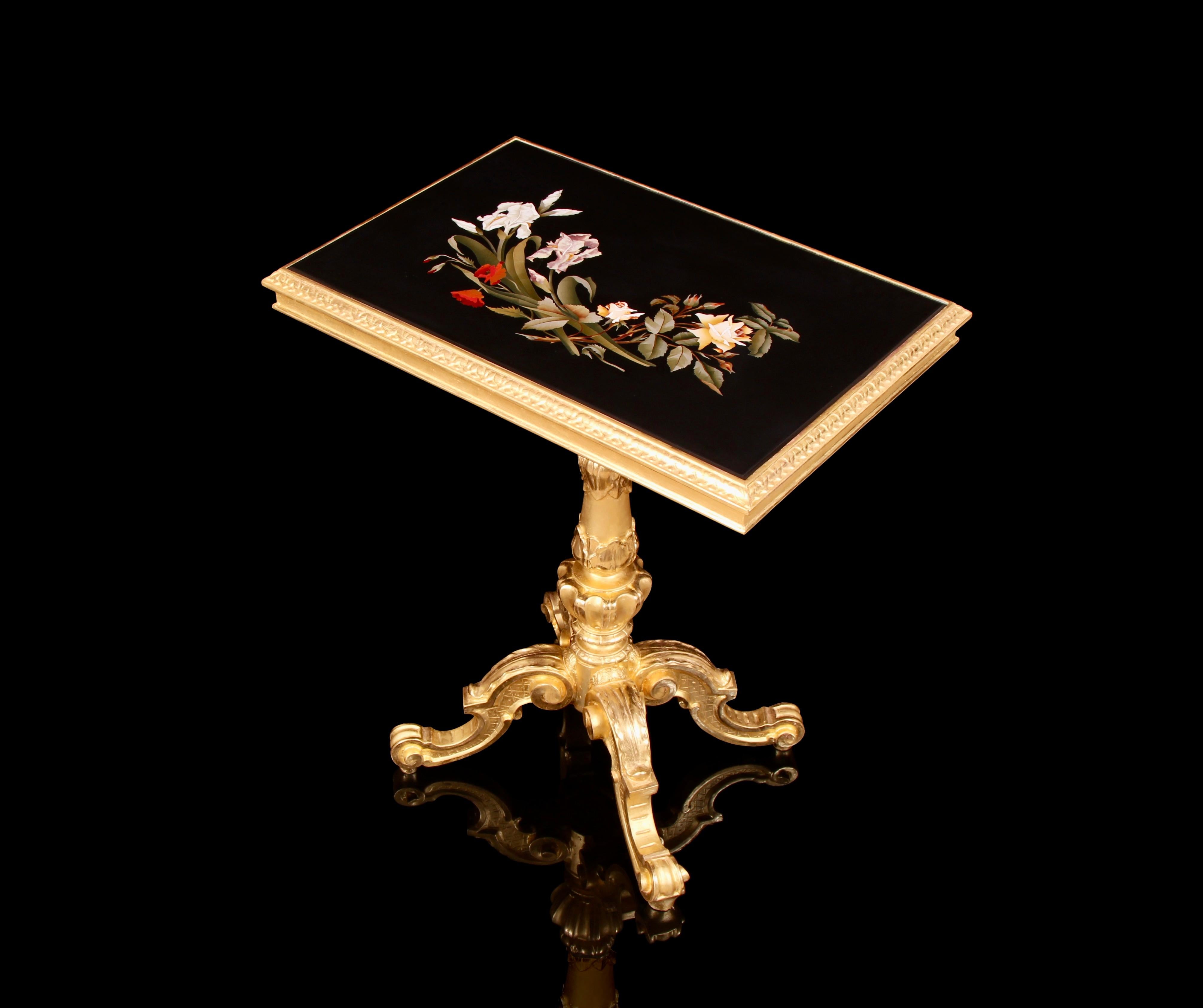 Importante et rare table centrale en bois doré Pietra Dura du 19ème siècle. Cette magnifique table rectangulaire comprend une œuvre d'art en Pietra Dura Florentine délicieusement incrustée. Les spécimens de pierre dure, incroyables et colorés, ont