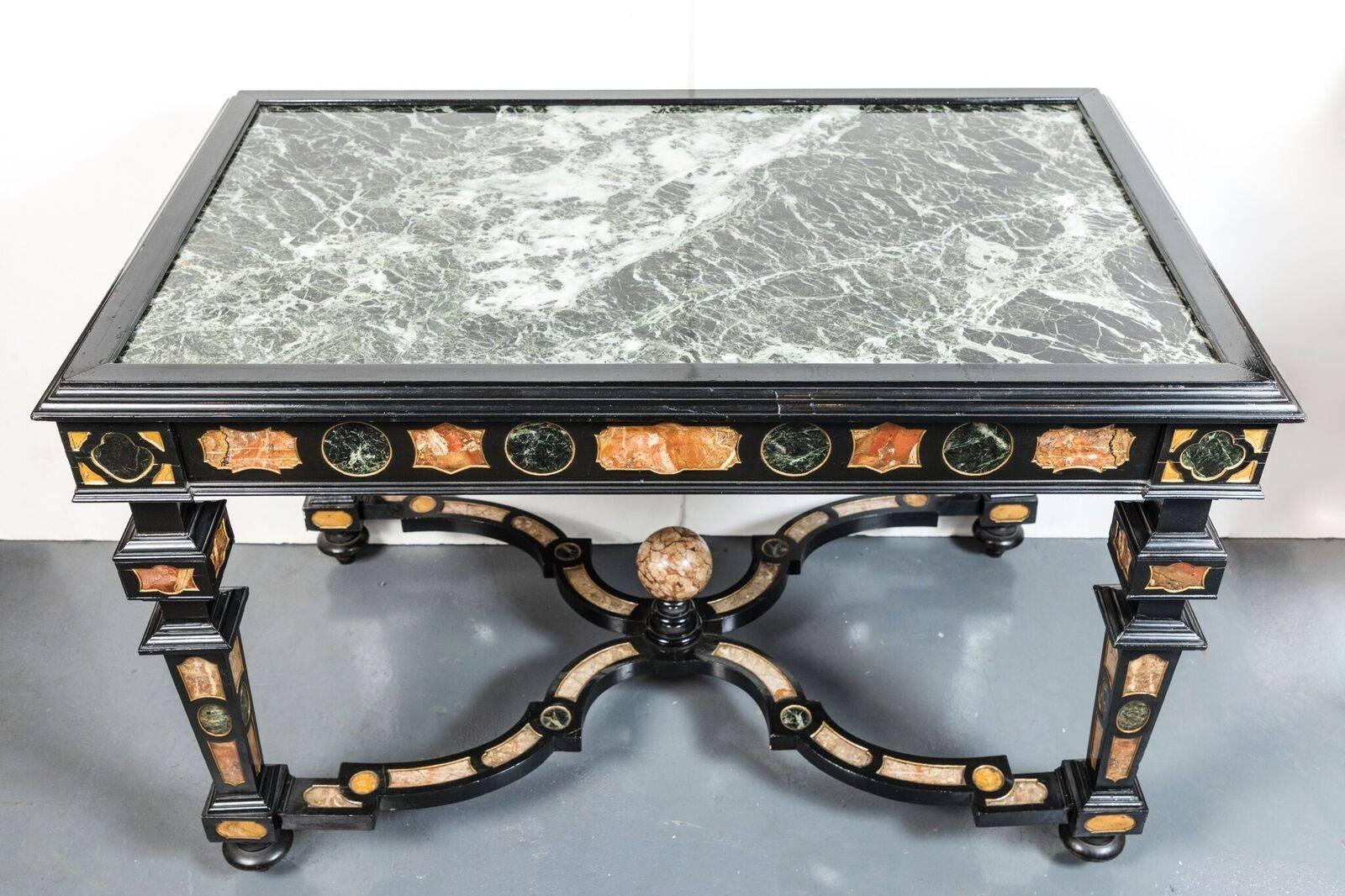 Sculpté Table Pietra Dura du XIXe siècle en vente