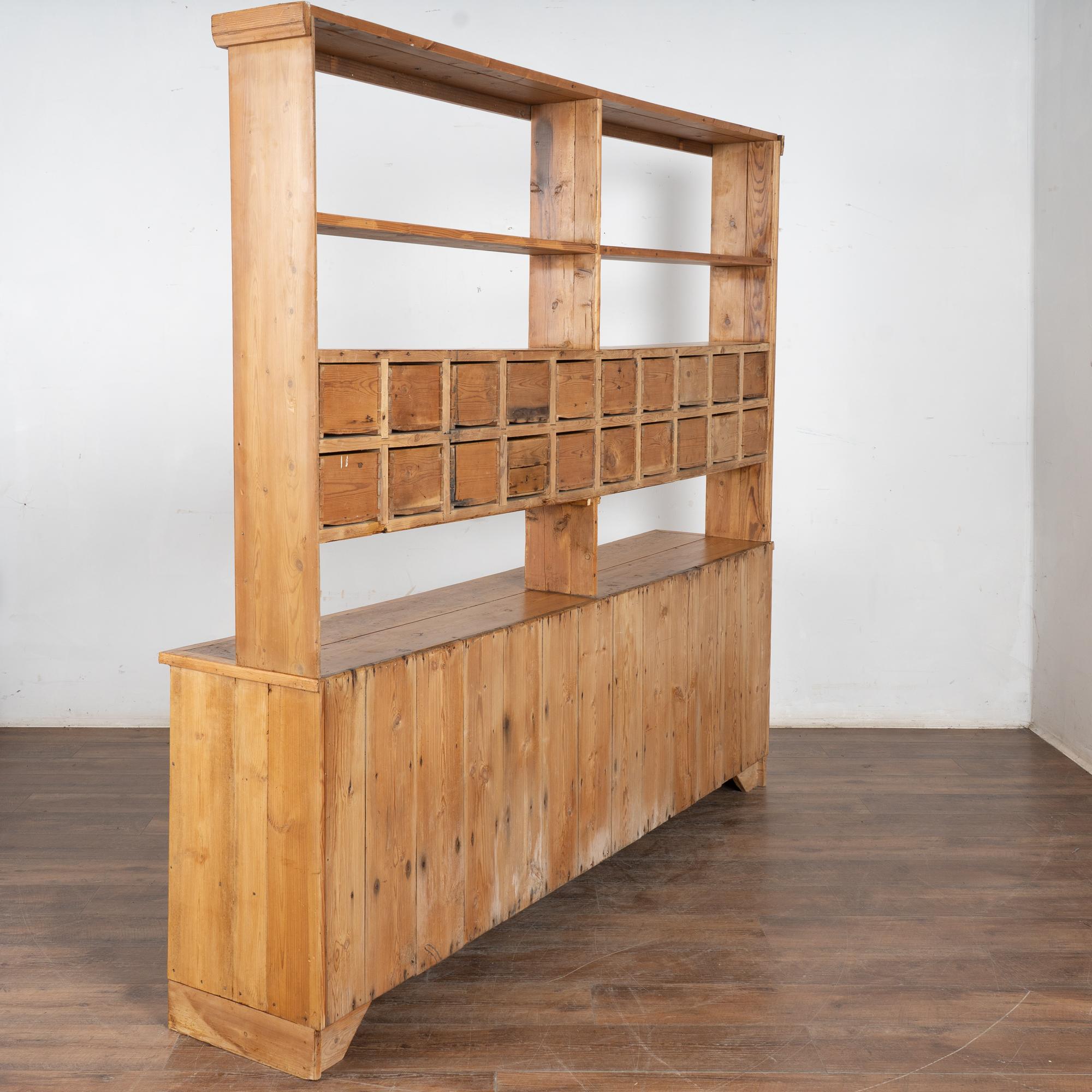 Vitrina botica de pino del siglo XIX Librería en venta 13