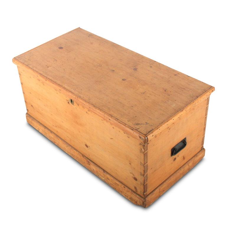 19th Century Pine Blanket Box In Good Condition In Vancouver, British Columbia