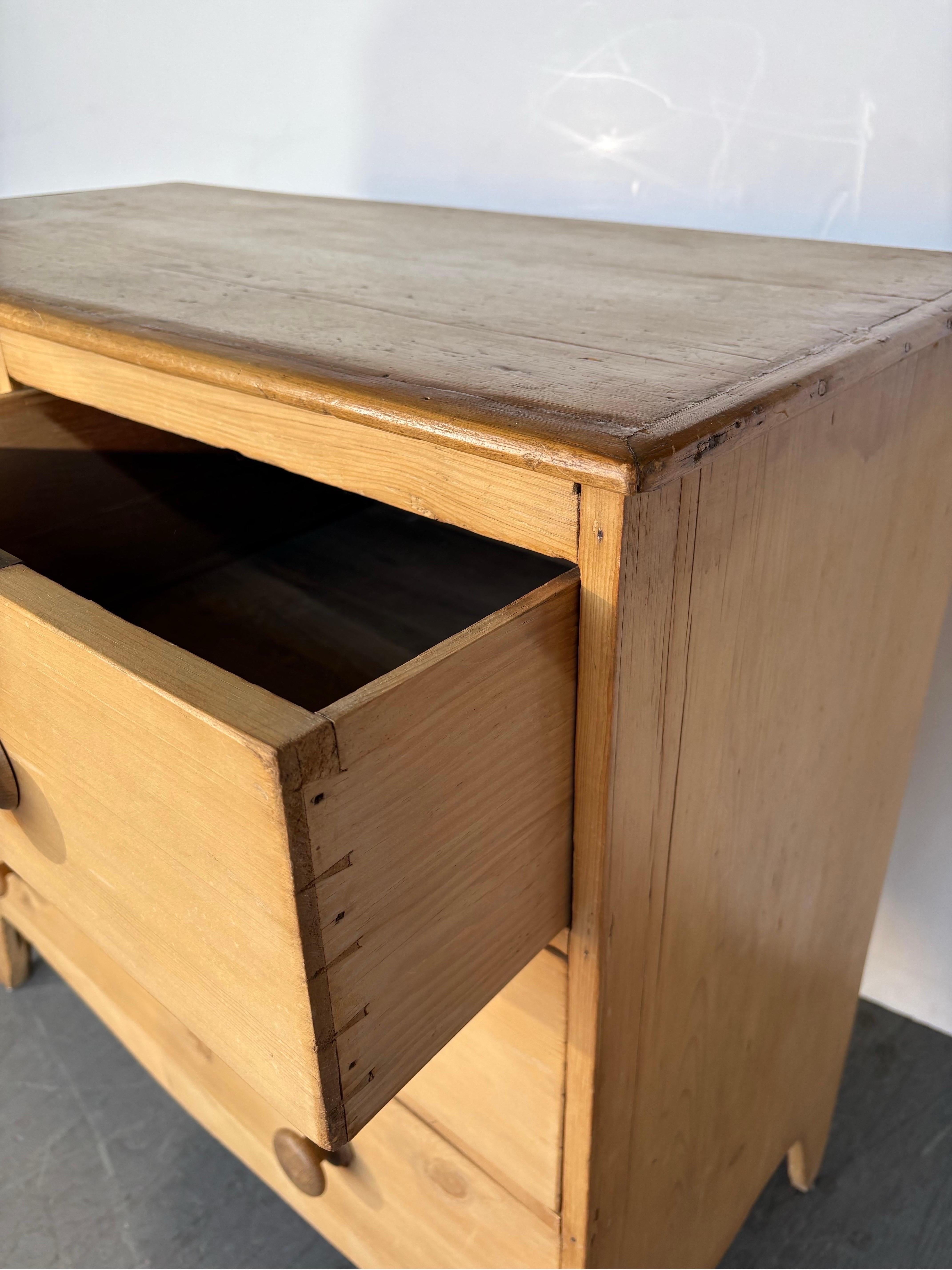 
	
   Commode anglaise ancienne en pin. Construction en queue d'aronde, poignées de tiroir en bois tourné. Pieds en forme d'équerre. C.C. 1840.
