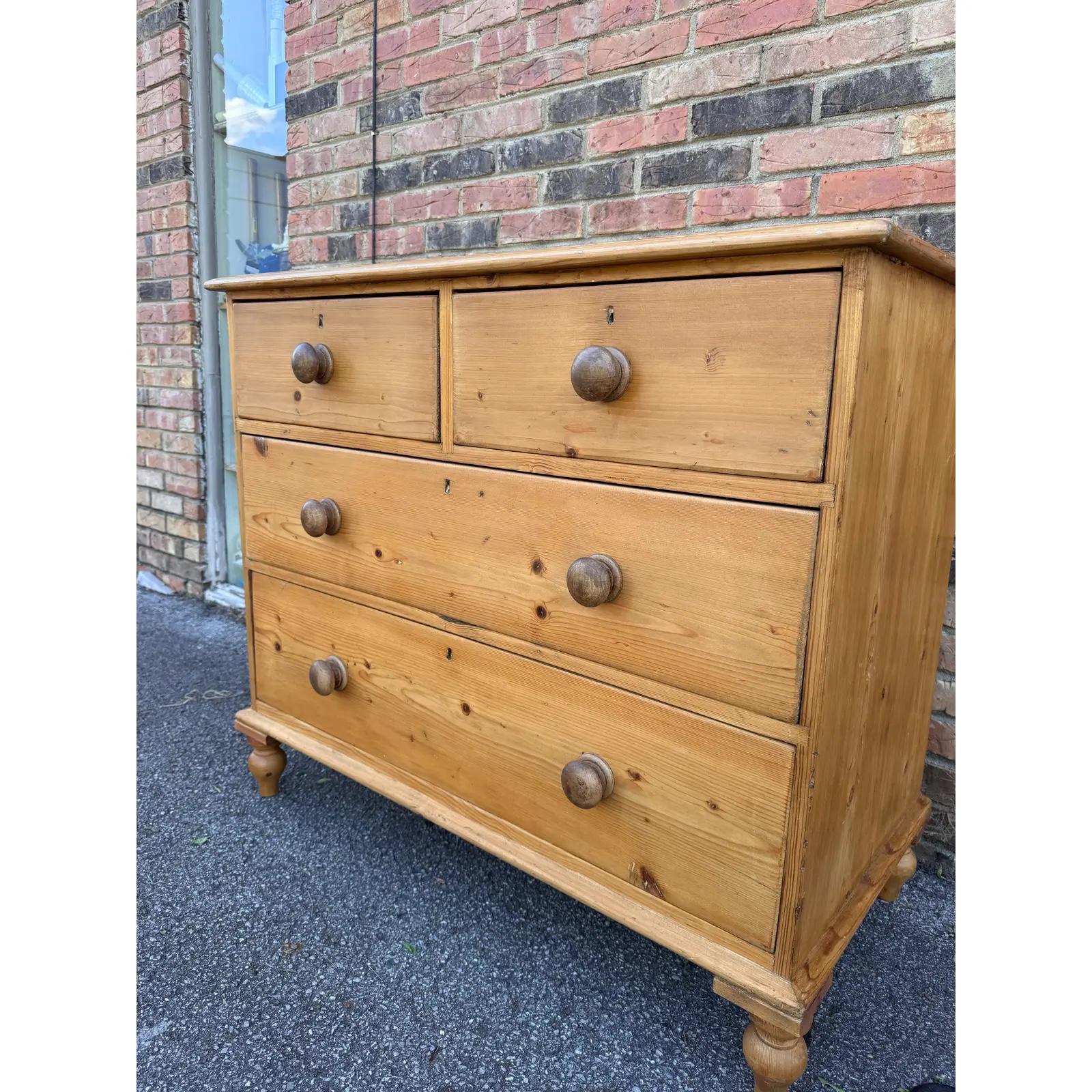 Il s'agit d'un joli coffre ancien en pin ! Cette pièce date du 19e siècle et présente une belle patine. Le bois a un éclat chaud, qui est parfaitement mis en valeur par les boutons teintés plus foncés. Cette commode est un modèle deux sur deux à