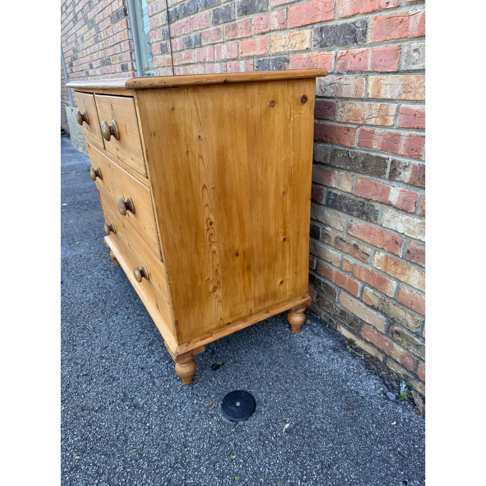 Anglais Commode en pin du XIXe siècle en vente