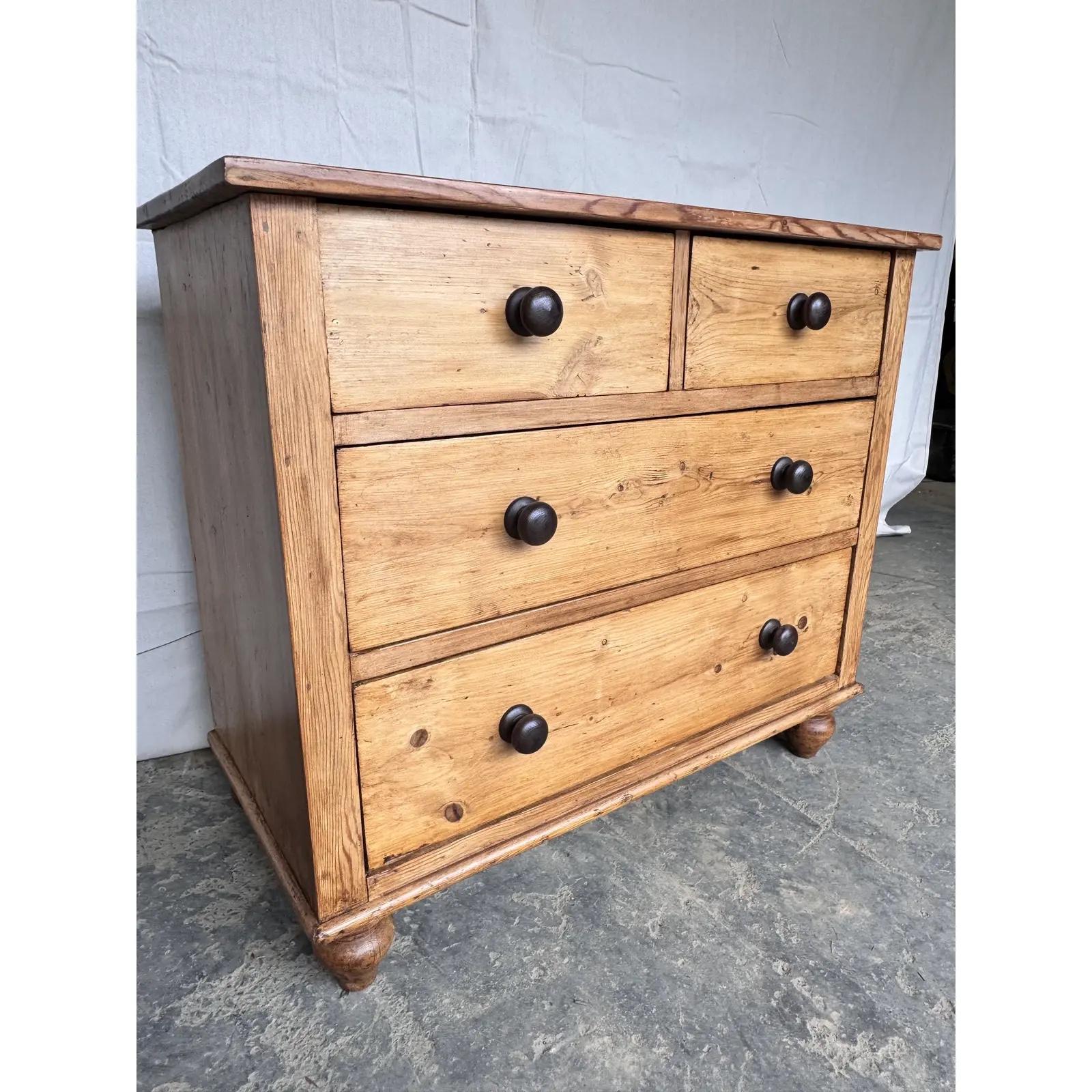 Anglais 19th Century Pine Chest of Drawers en vente