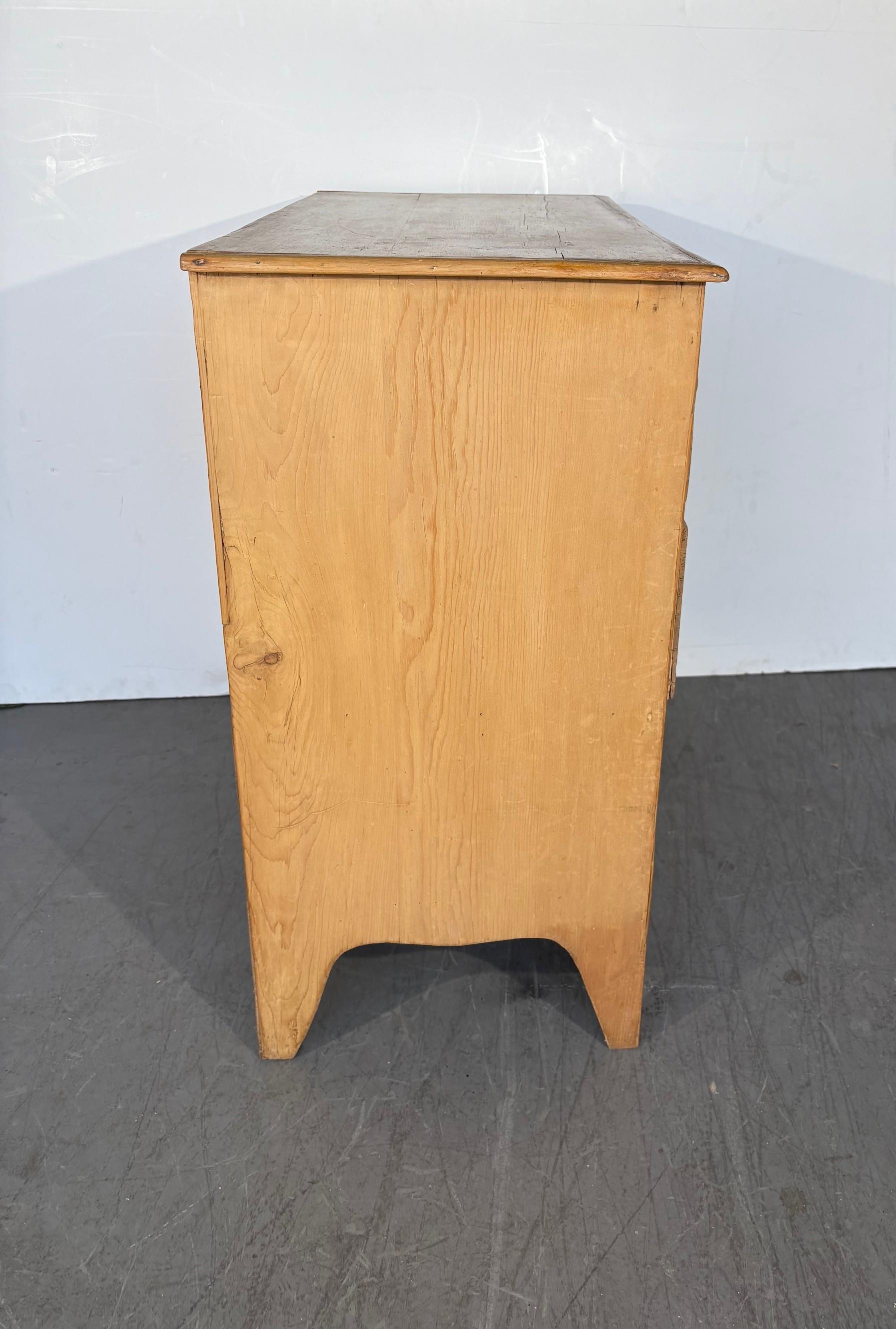 Pin Commode en pin du XIXe siècle