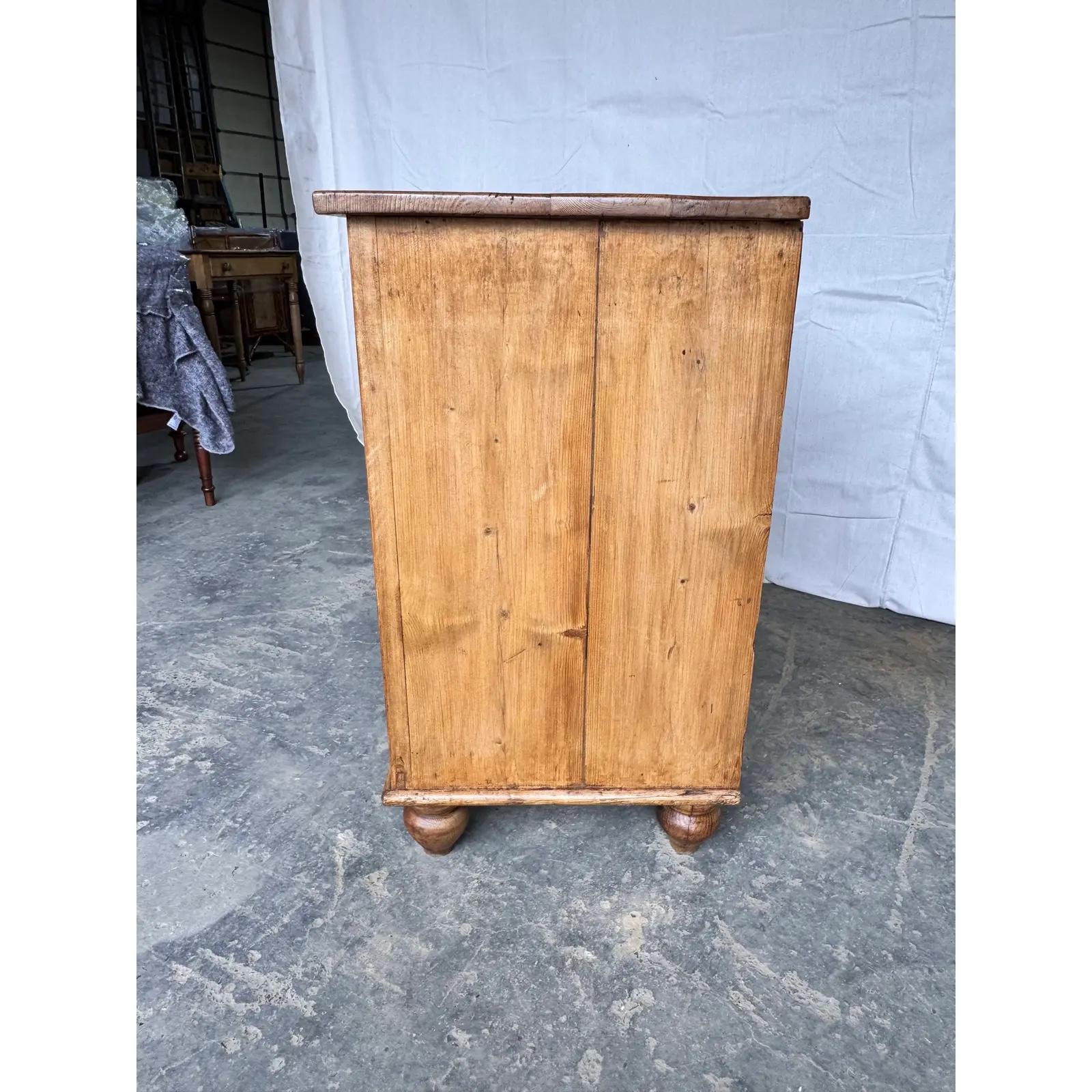 Milieu du XIXe siècle 19th Century Pine Chest of Drawers en vente
