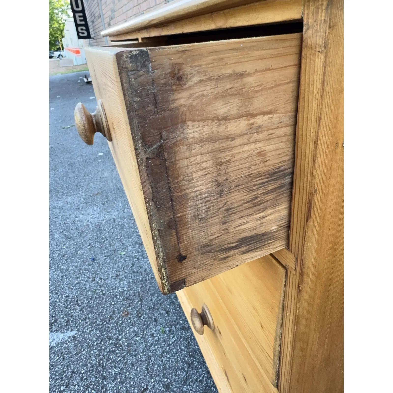 Commode en pin du XIXe siècle en vente 1