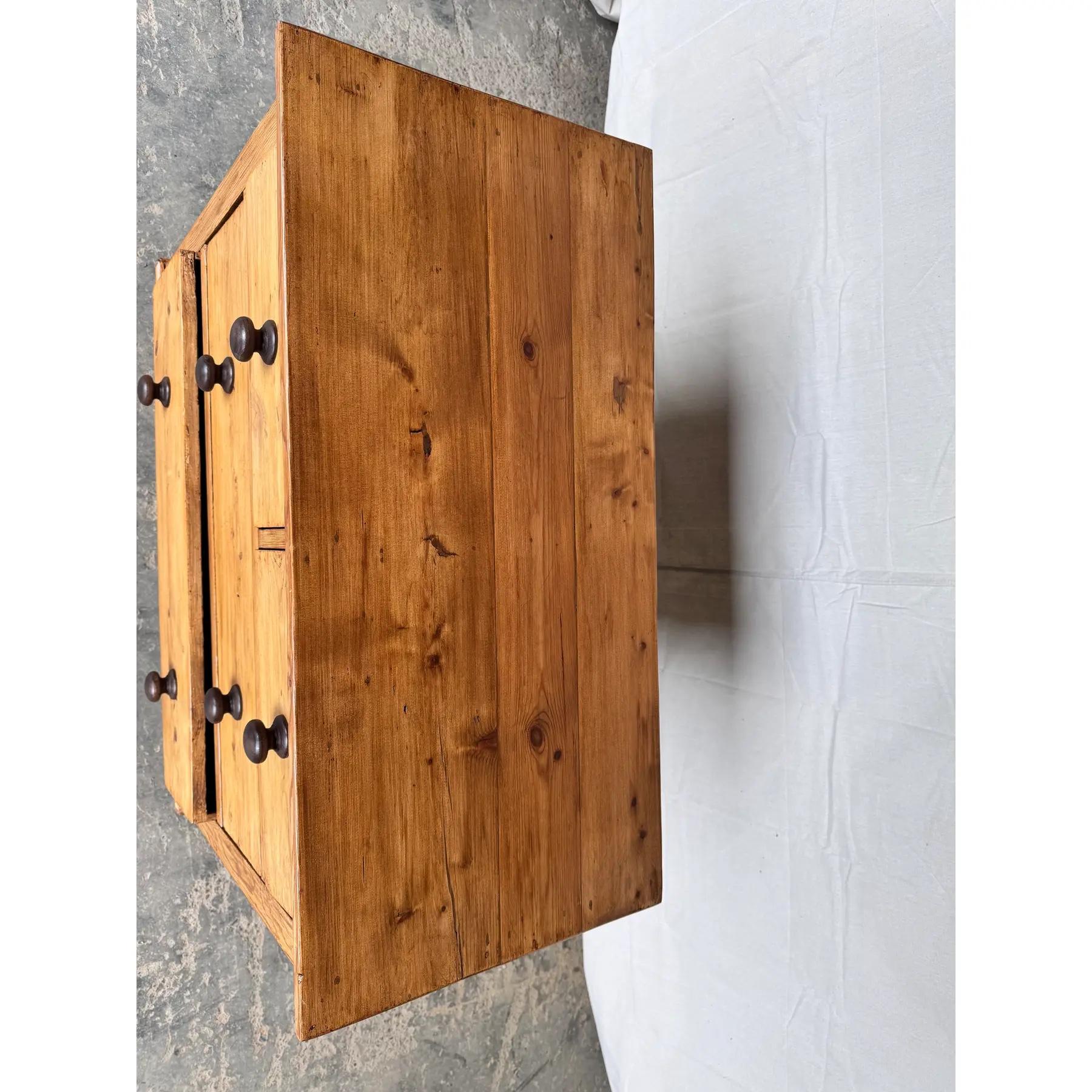 Bois 19th Century Pine Chest of Drawers en vente