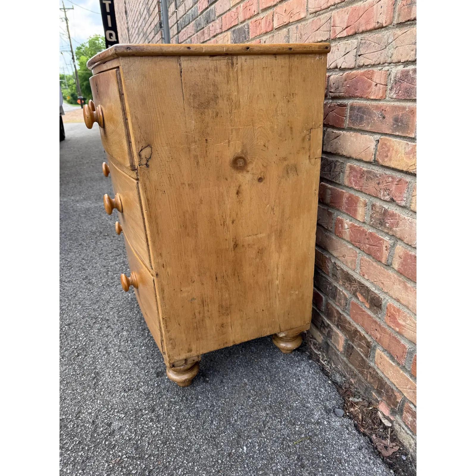 19th Century Pine Chest of Drawers For Sale 1