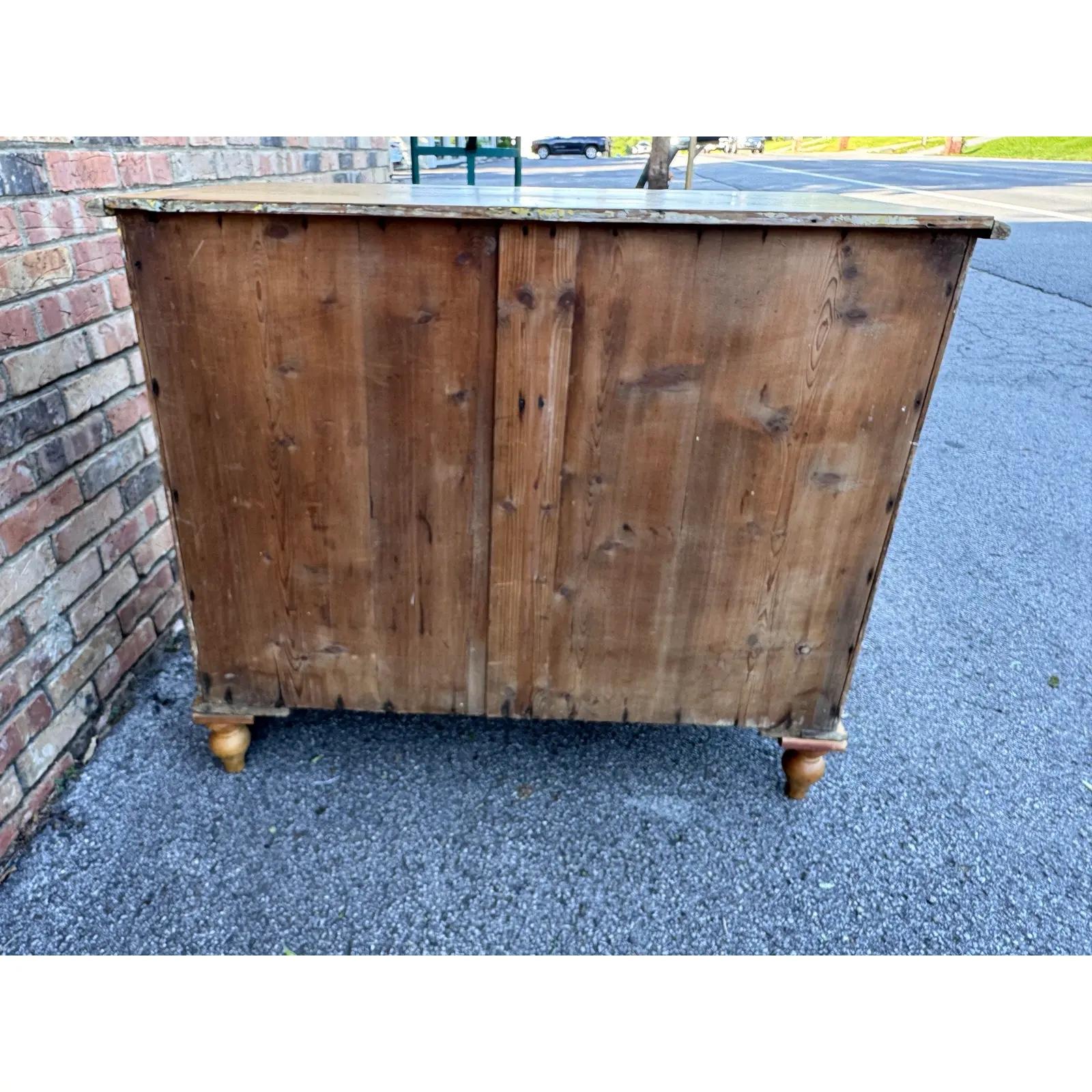 Commode en pin du XIXe siècle en vente 2