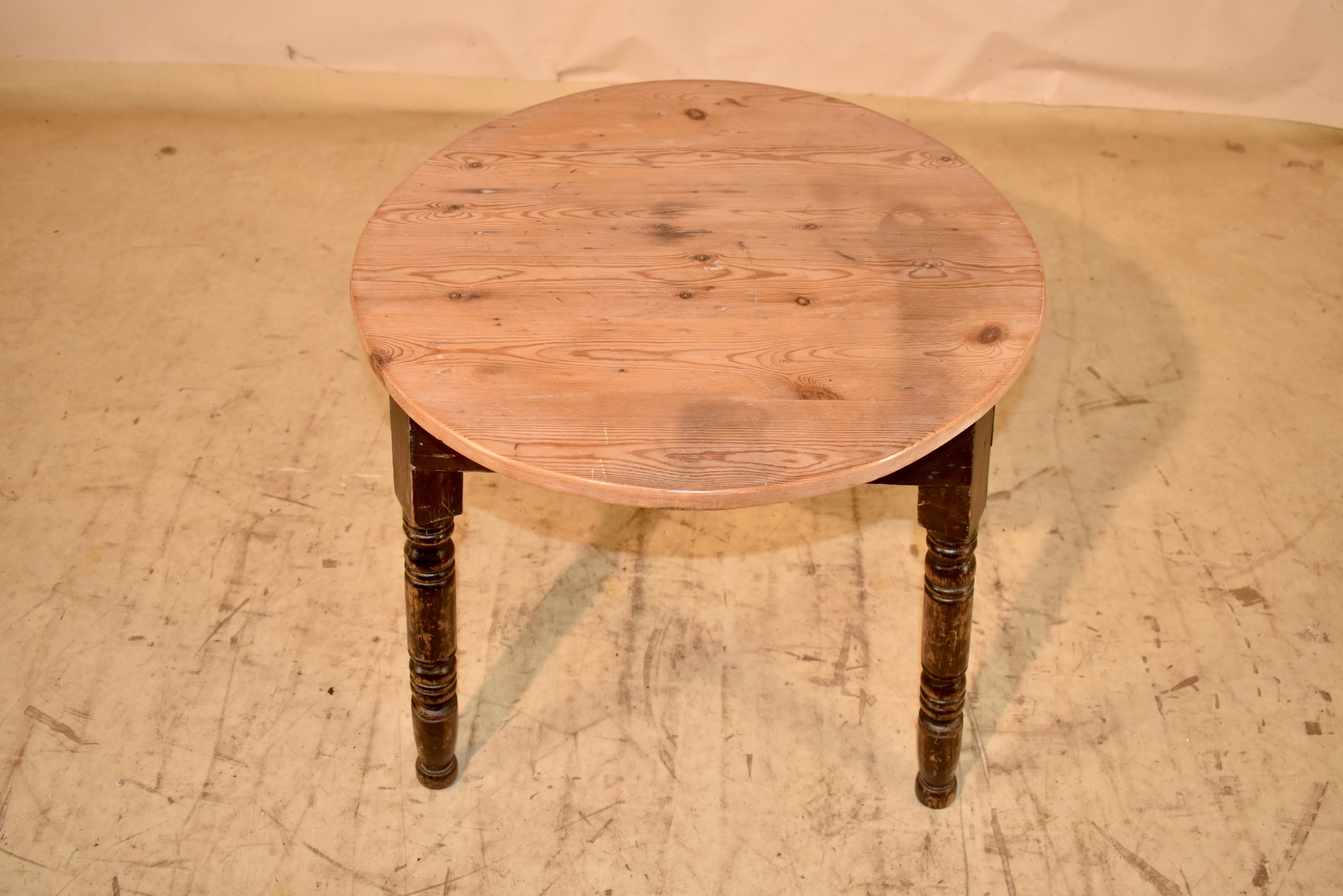 Cricket-Tisch aus Kiefernholz aus dem 19. im Zustand „Gut“ im Angebot in High Point, NC